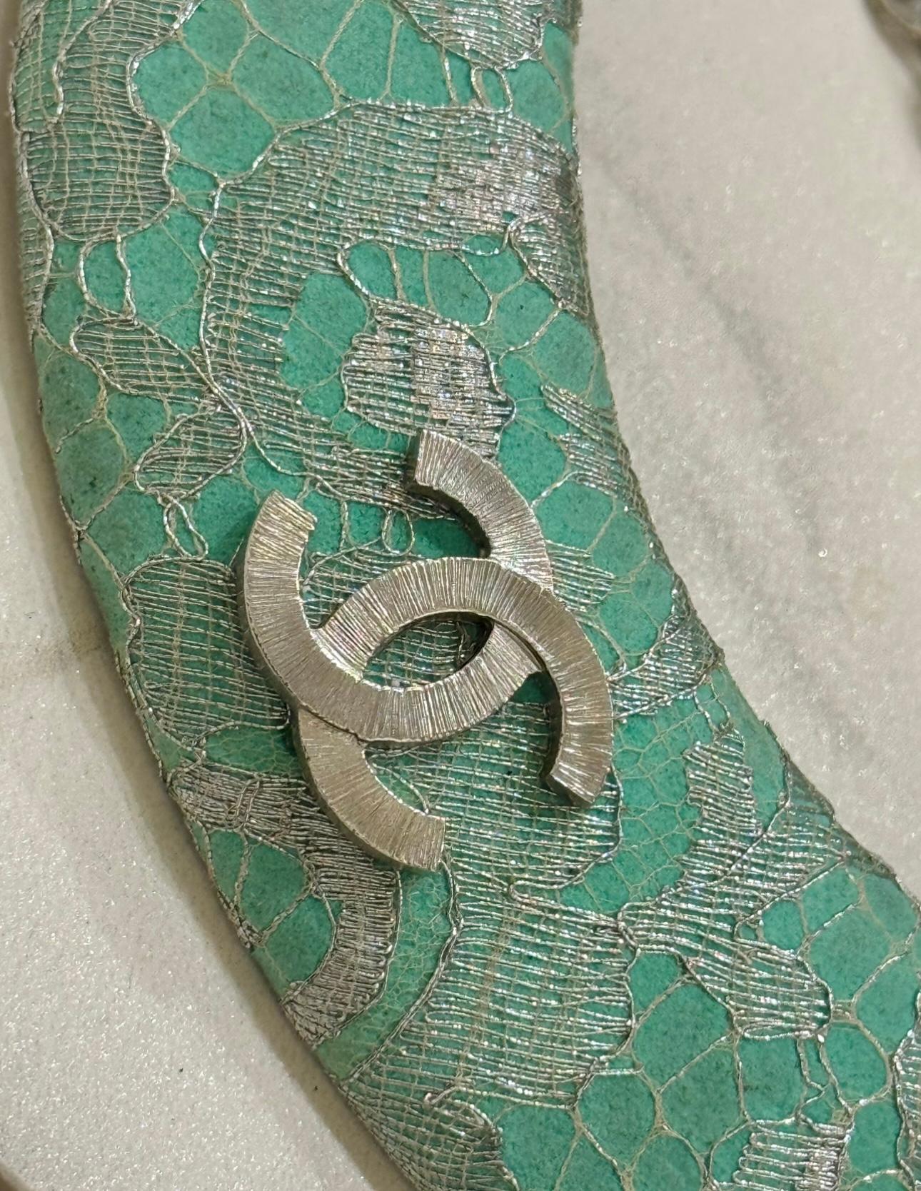 Chanel primavera estate 2014: collana girocollo con pettorina, pelle scamosciata verde mare e pizzo argentato in metallo, nessun timbro, è un pezzo campione della passerella 