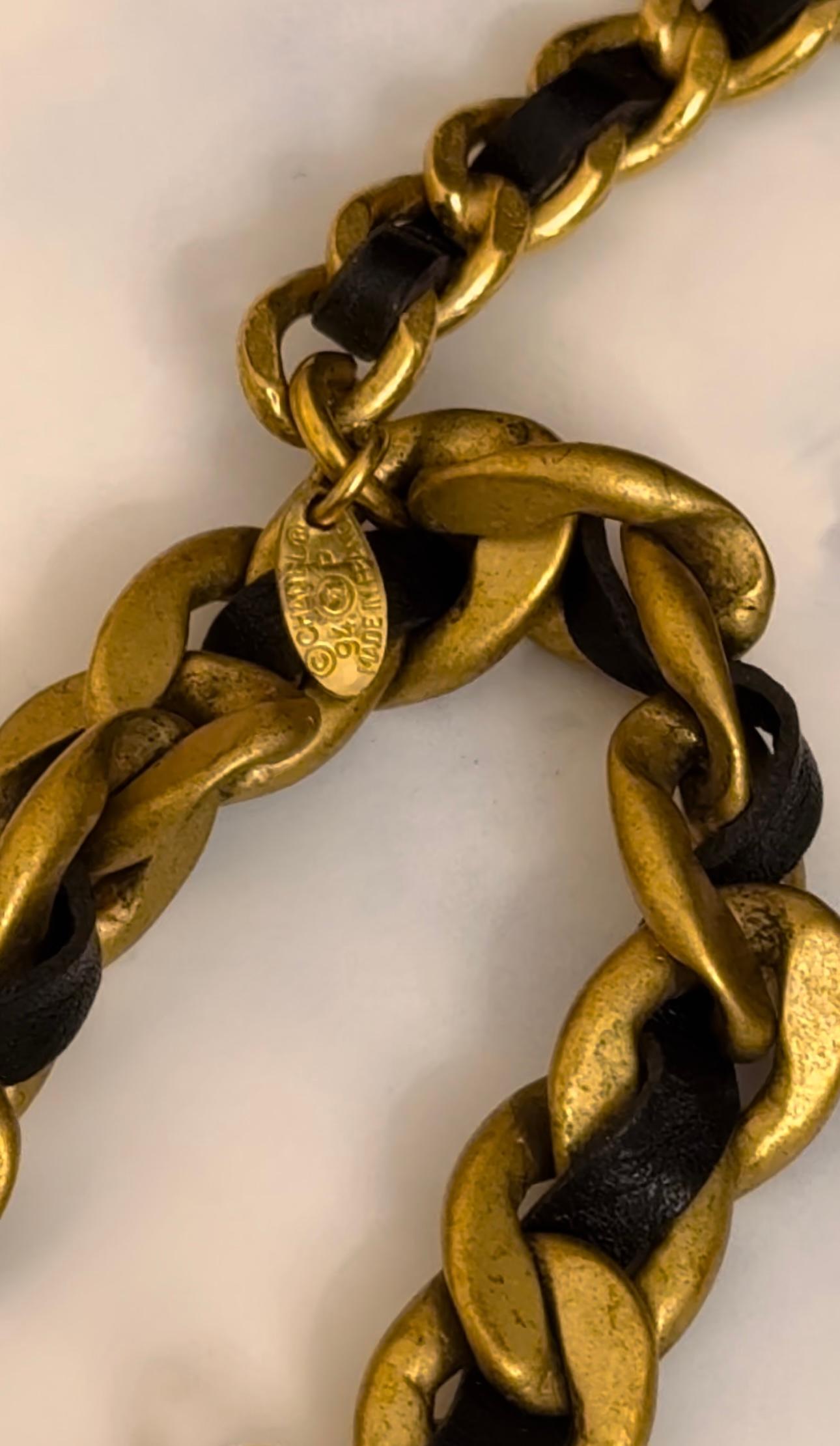 Chanel 1994 raro girocollo in pelle e catena placcata oro 24k In condizioni ottime in vendita a PARIS, FR