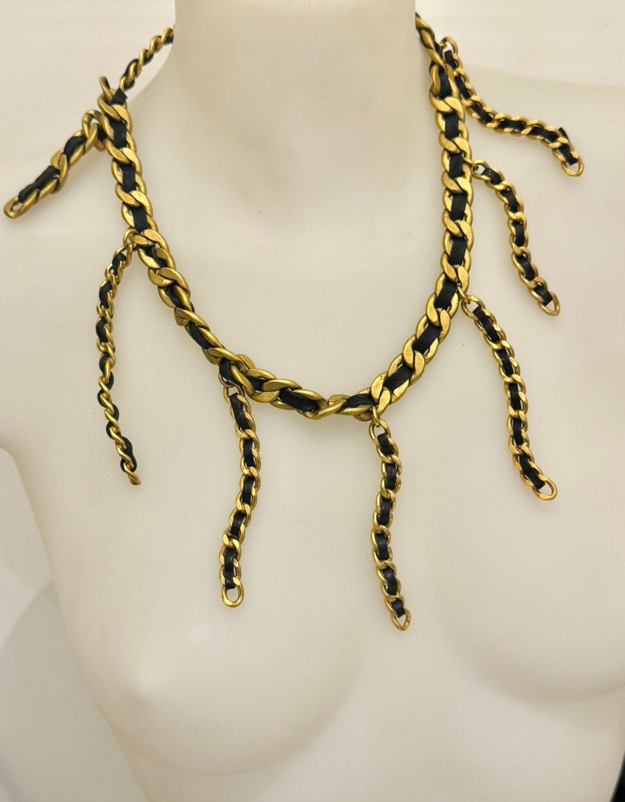 Chanel 1994 raro girocollo in pelle e catena placcata oro 24k in vendita 1