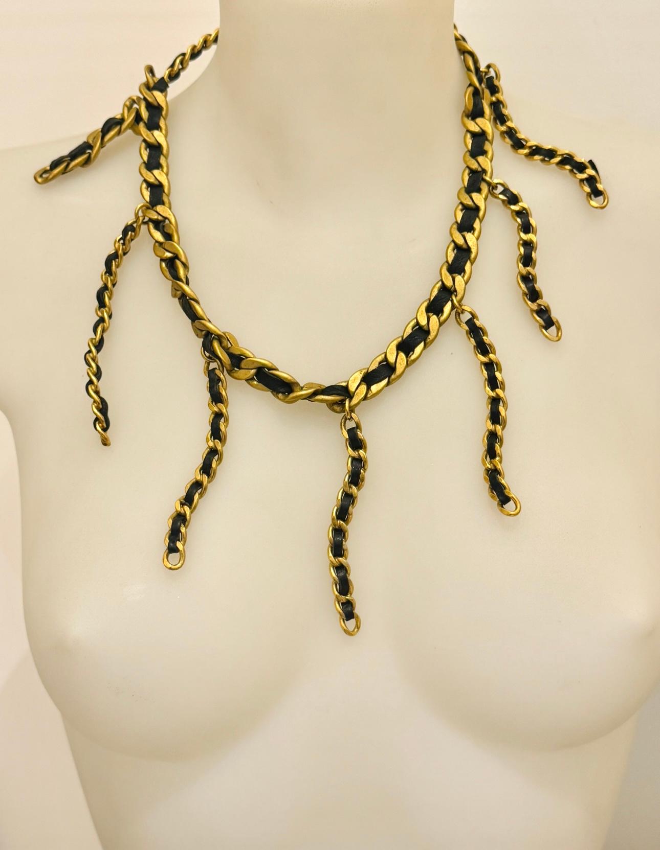 Chanel 1994 raro girocollo in pelle e catena placcata oro 24k in vendita 4