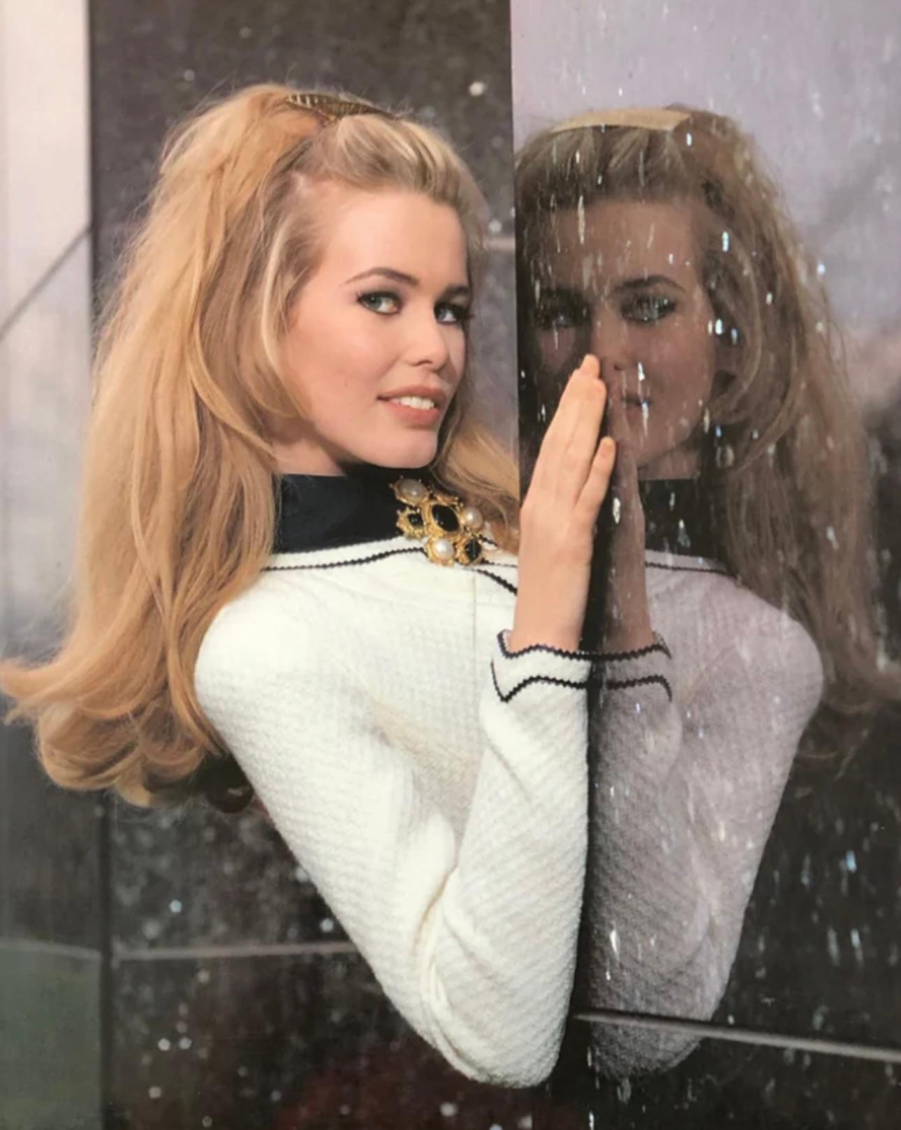 Raro cappotto da passerella Chanel A/I 1992 in tweed color crema e dettagli in pelle come quello visto su Claudia Schiffer nella copertina della rivista collector, taglia 40 FR che può andare bene fino a US 8/10, ottime condizioni solo un leggero