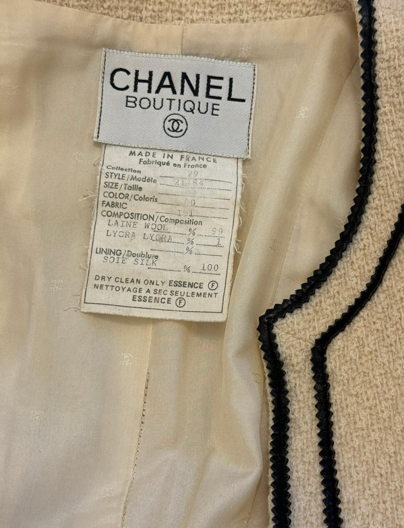 da uomo o donna Cappotto in tweed e pelle color crema della passerella Chanel A/I 1992 in vendita