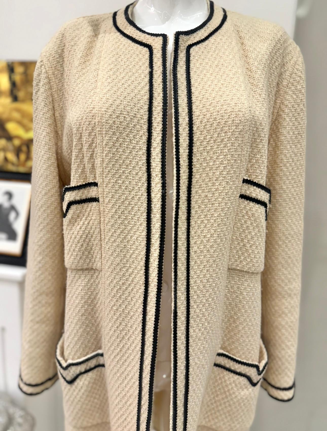 Cappotto in tweed e pelle color crema della passerella Chanel A/I 1992 in vendita 3