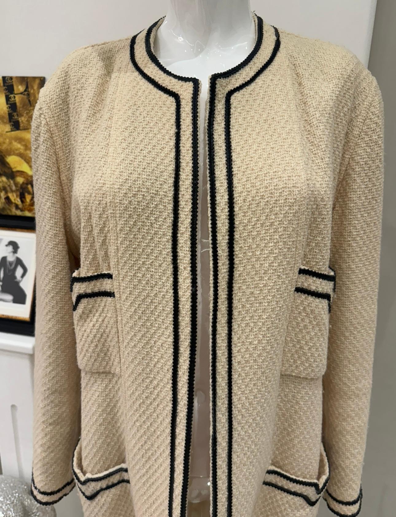 Cappotto in tweed e pelle color crema della passerella Chanel A/I 1992 in vendita 5