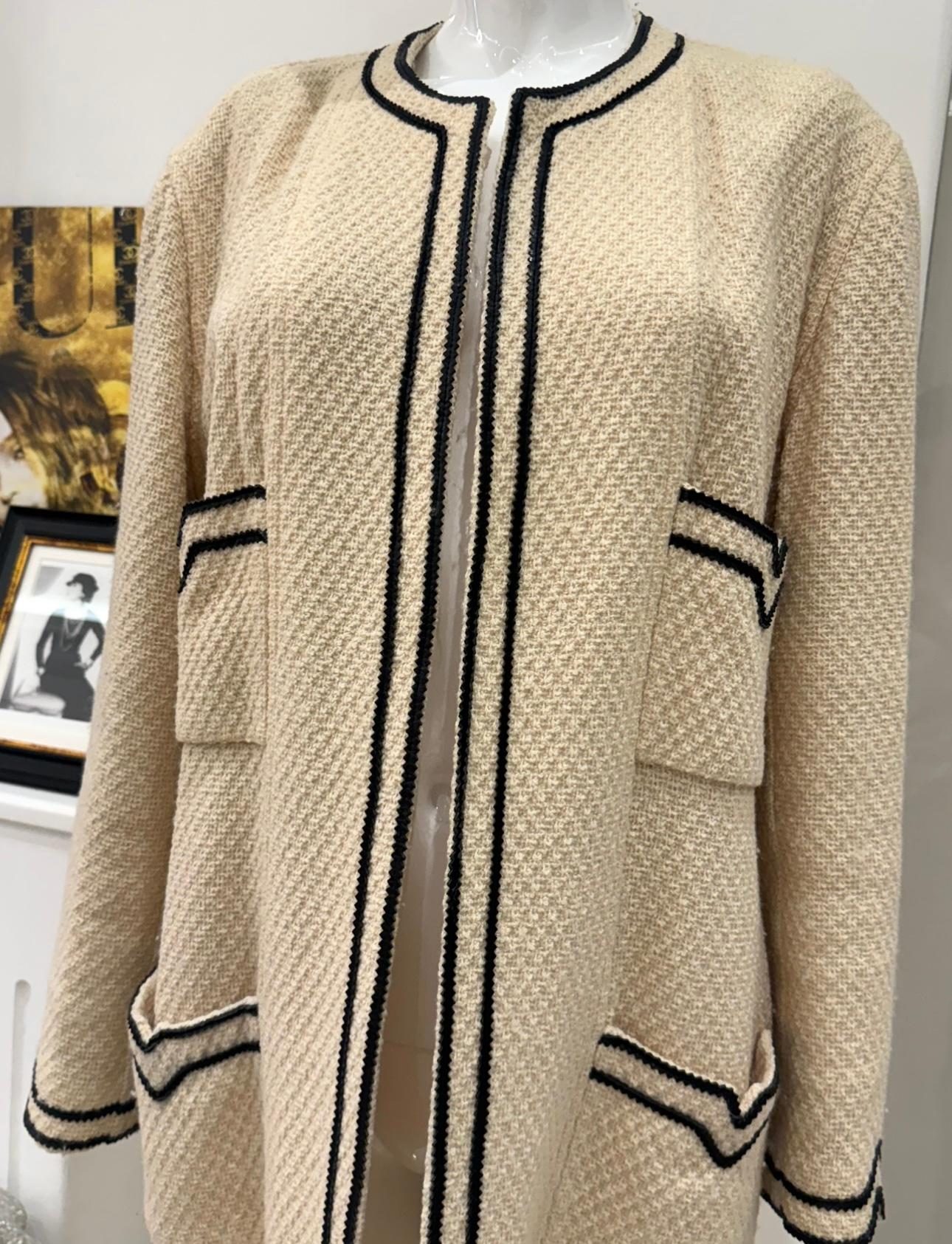 Cappotto in tweed e pelle color crema della passerella Chanel A/I 1992 in vendita 8