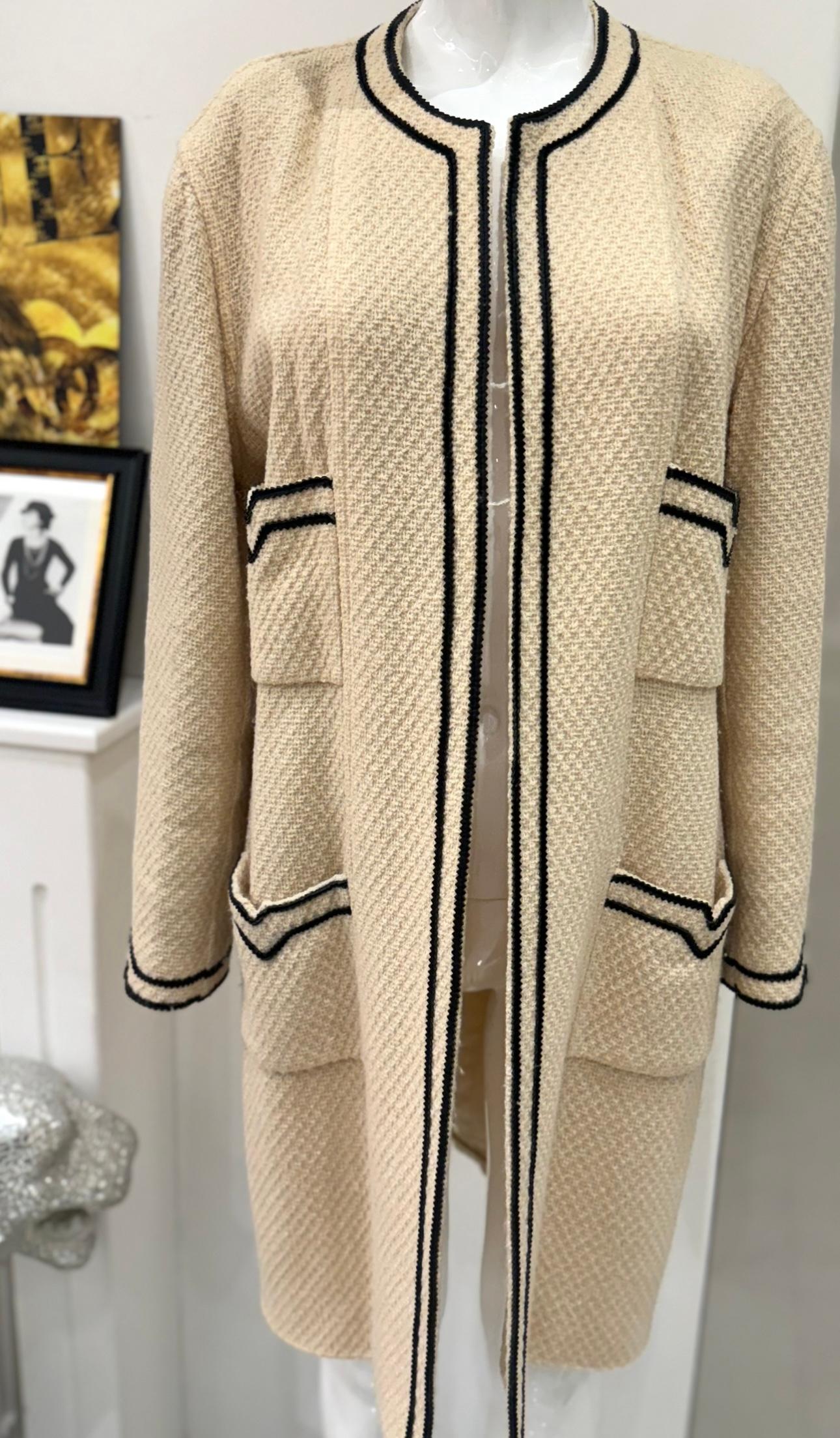Cappotto in tweed e pelle color crema della passerella Chanel A/I 1992 in vendita 7