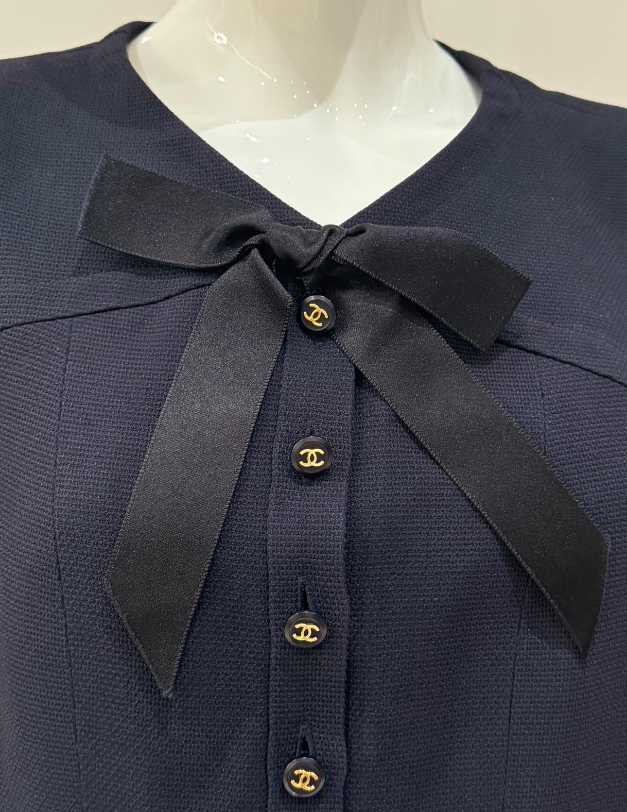 Rara giacca Chanel primavera estate 1995 della famosa Collection'S a manica corta, bottoni con logo CC, nastro con fiocco nero, taglia 44 FR che può calzare perfettamente su US6/8, ottime condizioni