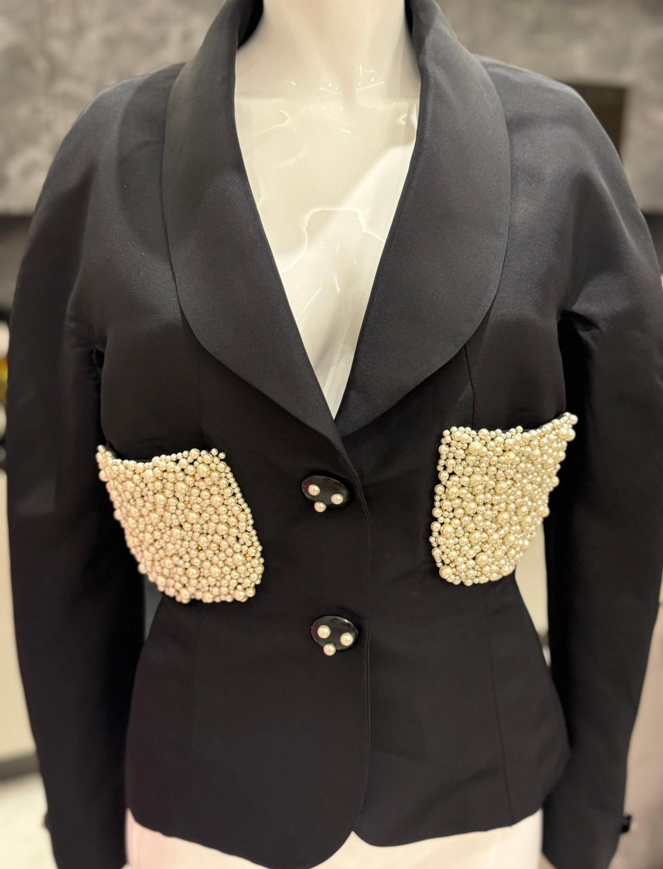 Rara giacca Chanel P/E 1990 in seta nera con ricami di perle in vendita 1