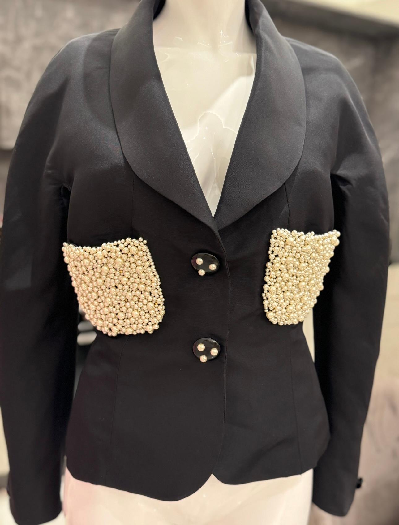 Rara giacca Chanel P/E 1990 in seta nera con ricami di perle in vendita 2