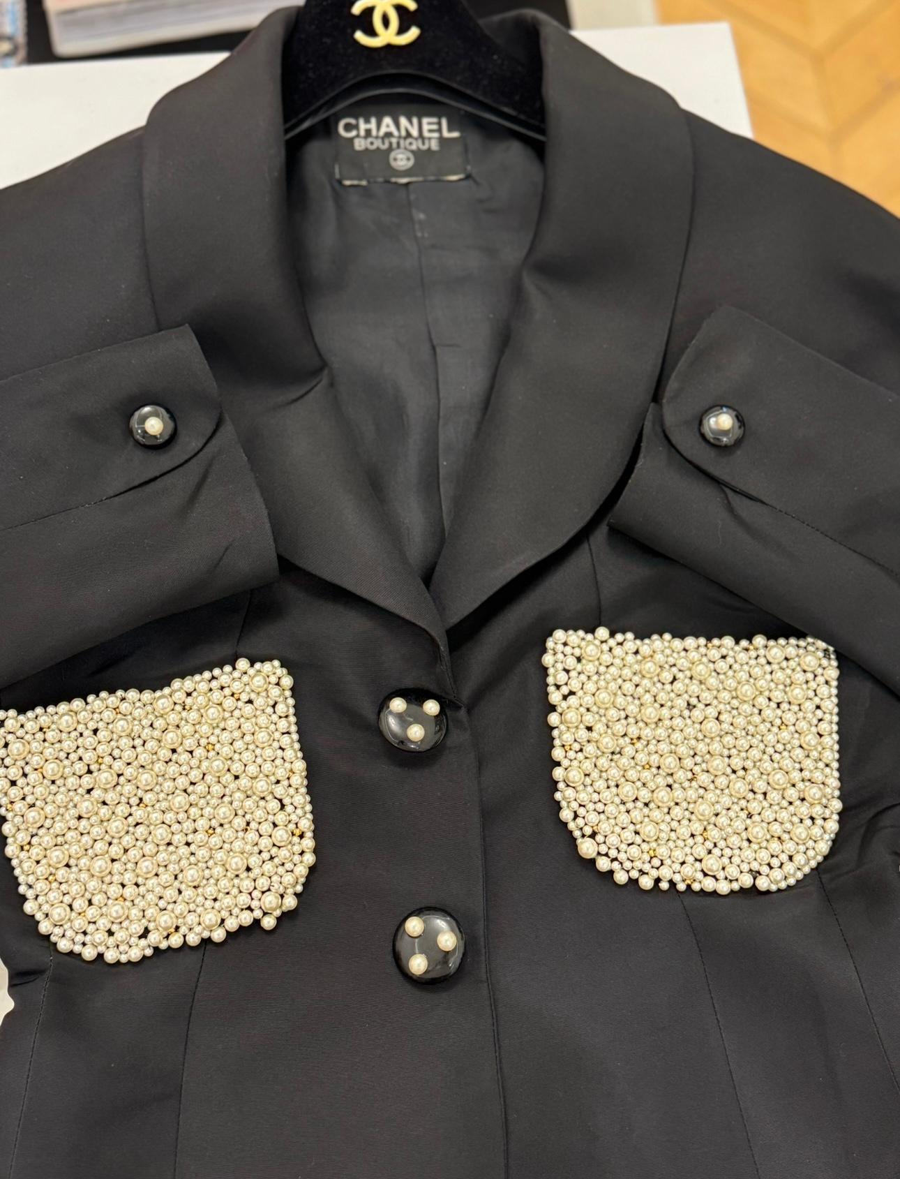 Donna Rara giacca Chanel P/E 1990 in seta nera con ricami di perle in vendita