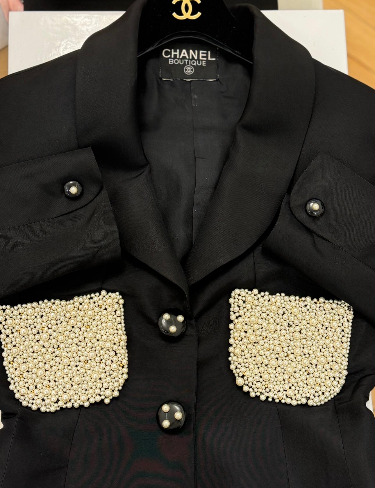Rara giacca Chanel P/E 1990 in seta nera con ricami di perle In condizioni buone in vendita a PARIS, FR