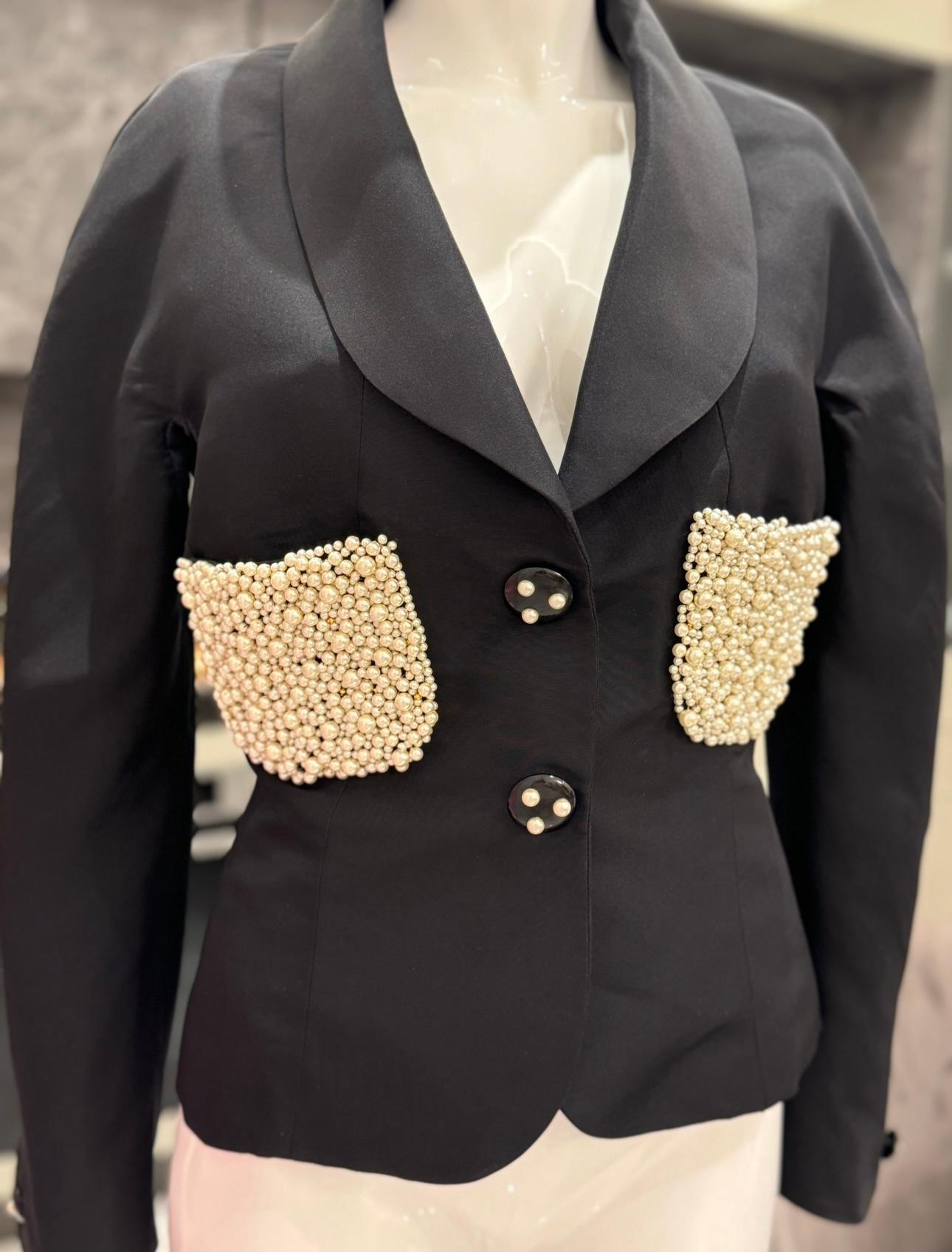 Rara giacca Chanel P/E 1990 in seta nera con ricami di perle in vendita 4