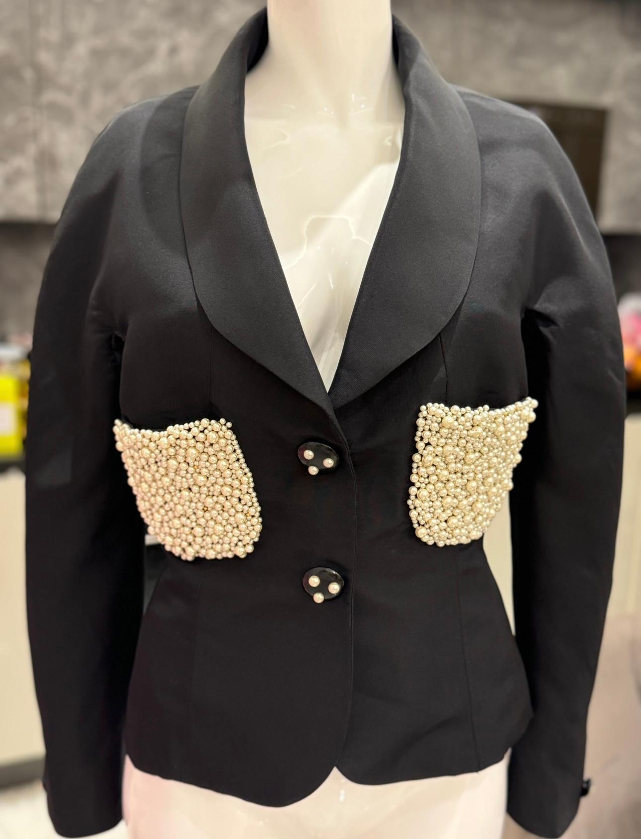 Rara giacca Chanel P/E 1990 in seta nera con ricami di perle in vendita 3