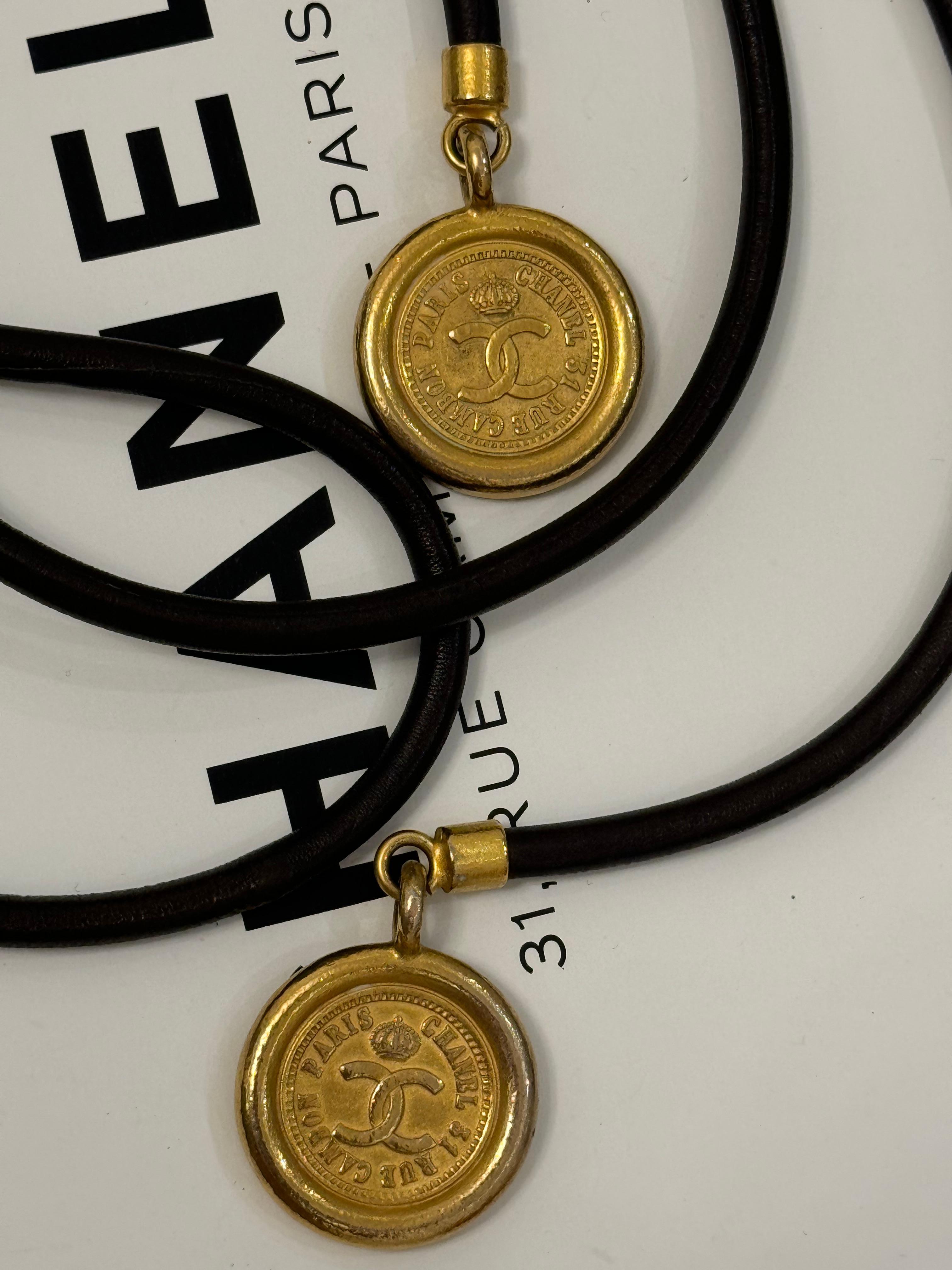 Collana/cintura Chanel A/I 1992 in pelle e medaglione con logo CC In condizioni buone in vendita a PARIS, FR