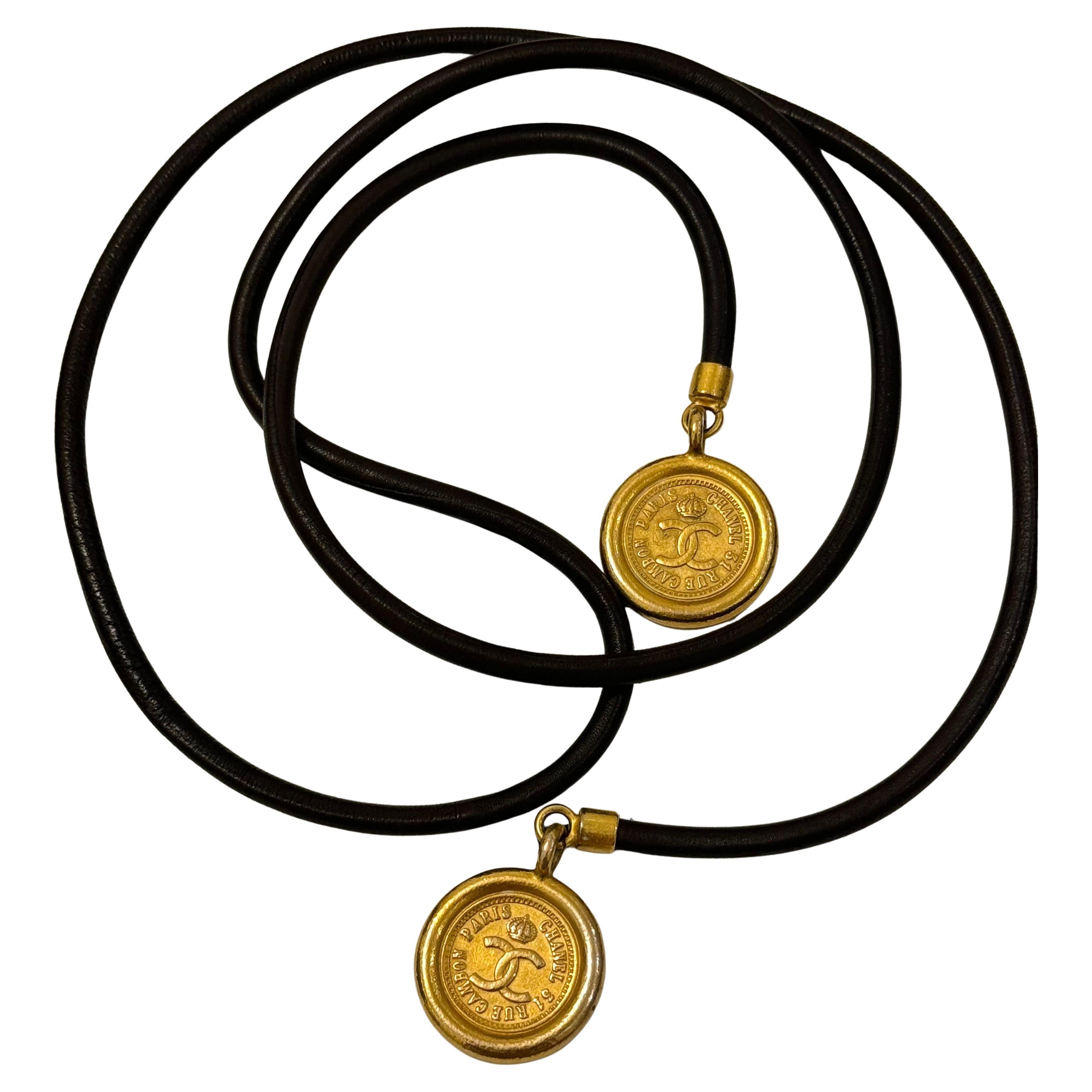 Collana/cintura Chanel A/I 1992 in pelle e medaglione con logo CC in vendita