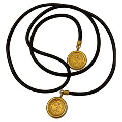Collana/cintura Chanel A/I 1992 in pelle e medaglione con logo CC