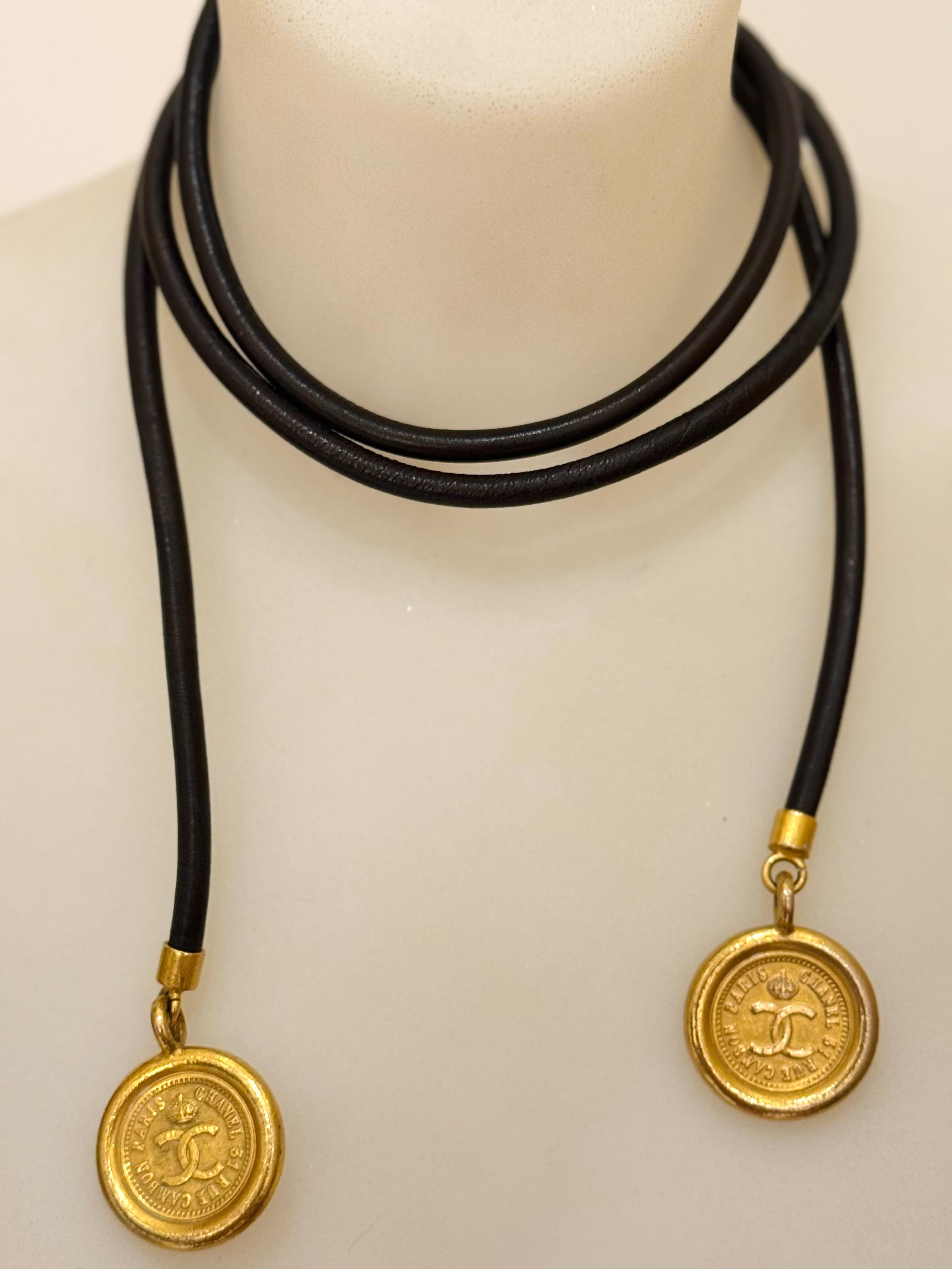 da uomo o donna Collana/cintura Chanel A/I 1992 in pelle e medaglione con logo CC in vendita