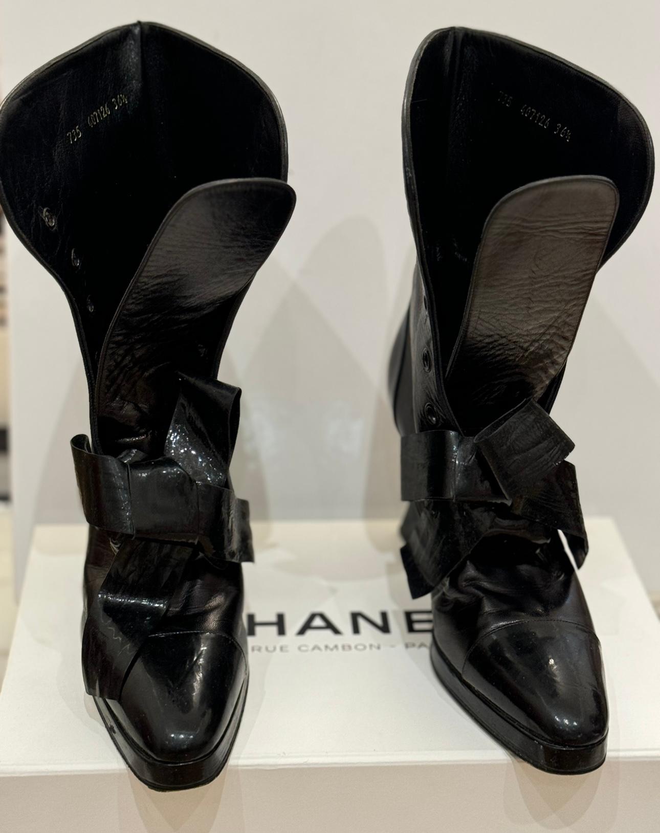 Noir Chanel F/W 1994 collection Massaro bottines en cuir noir à lacets en vente
