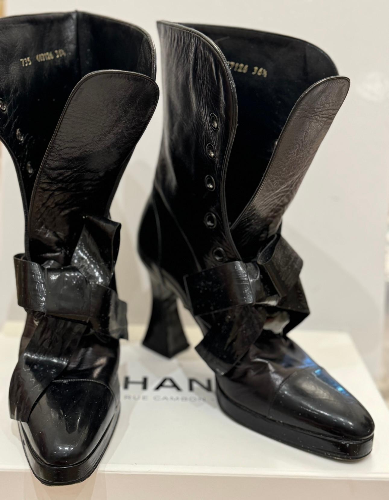 Chanel F/W 1994 collection Massaro bottines en cuir noir à lacets Unisexe en vente
