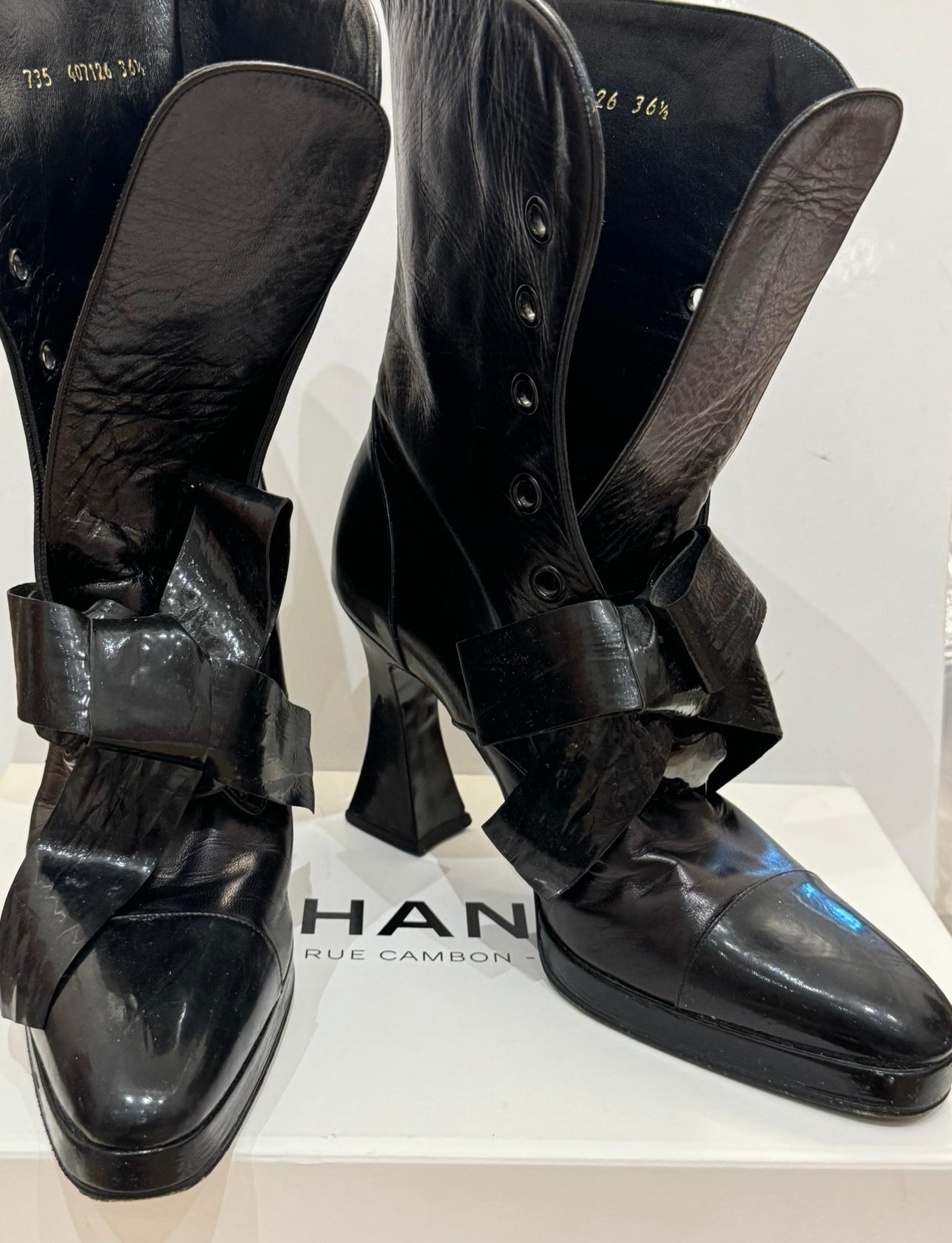Chanel F/W 1994 collection Massaro bottines en cuir noir à lacets en vente 3