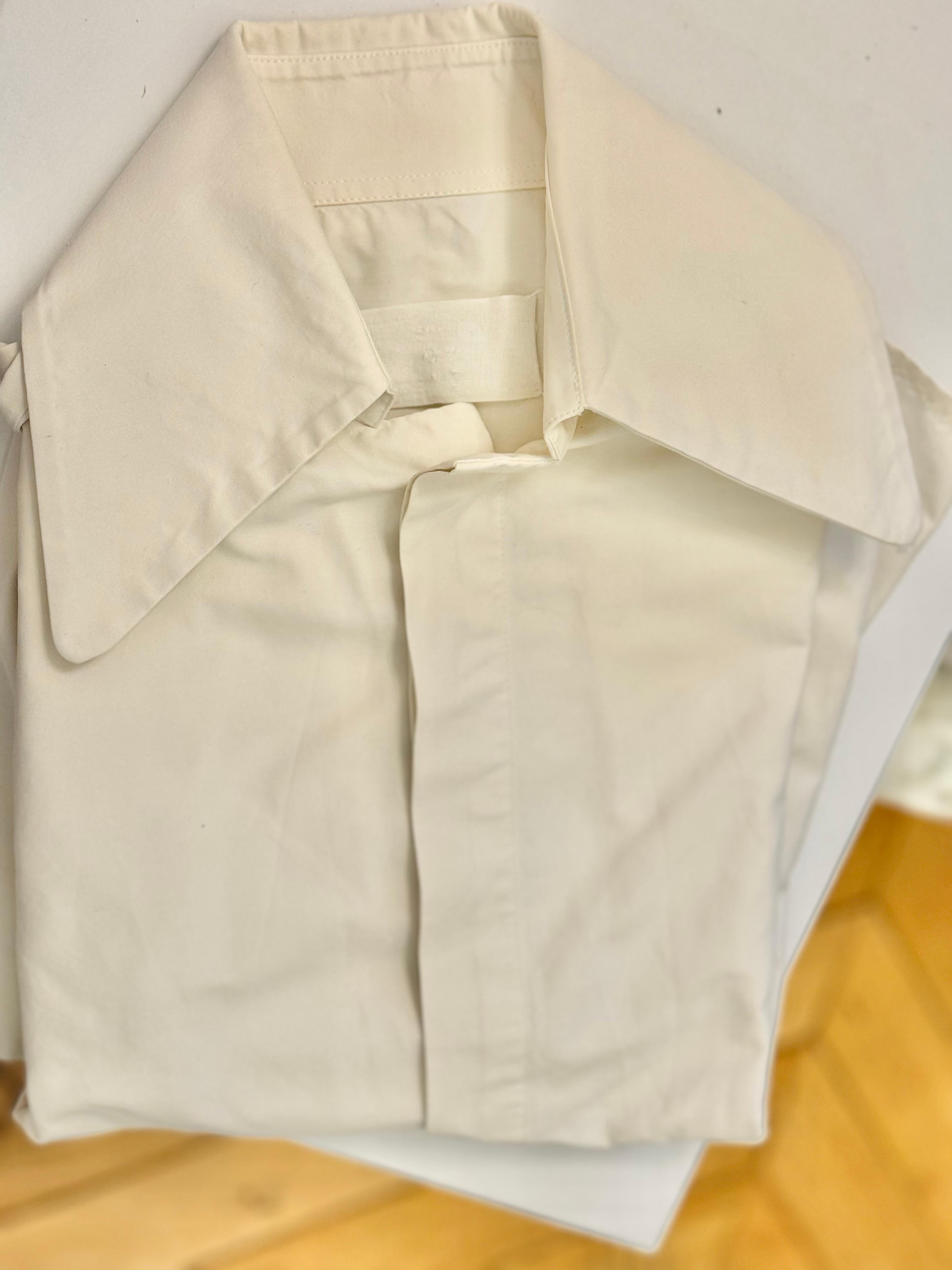 Camicia bianca d'archivio di Martin Margiela dei primi anni '90 con etichetta bianca, taglia 44 FR, condizioni eccellenti 