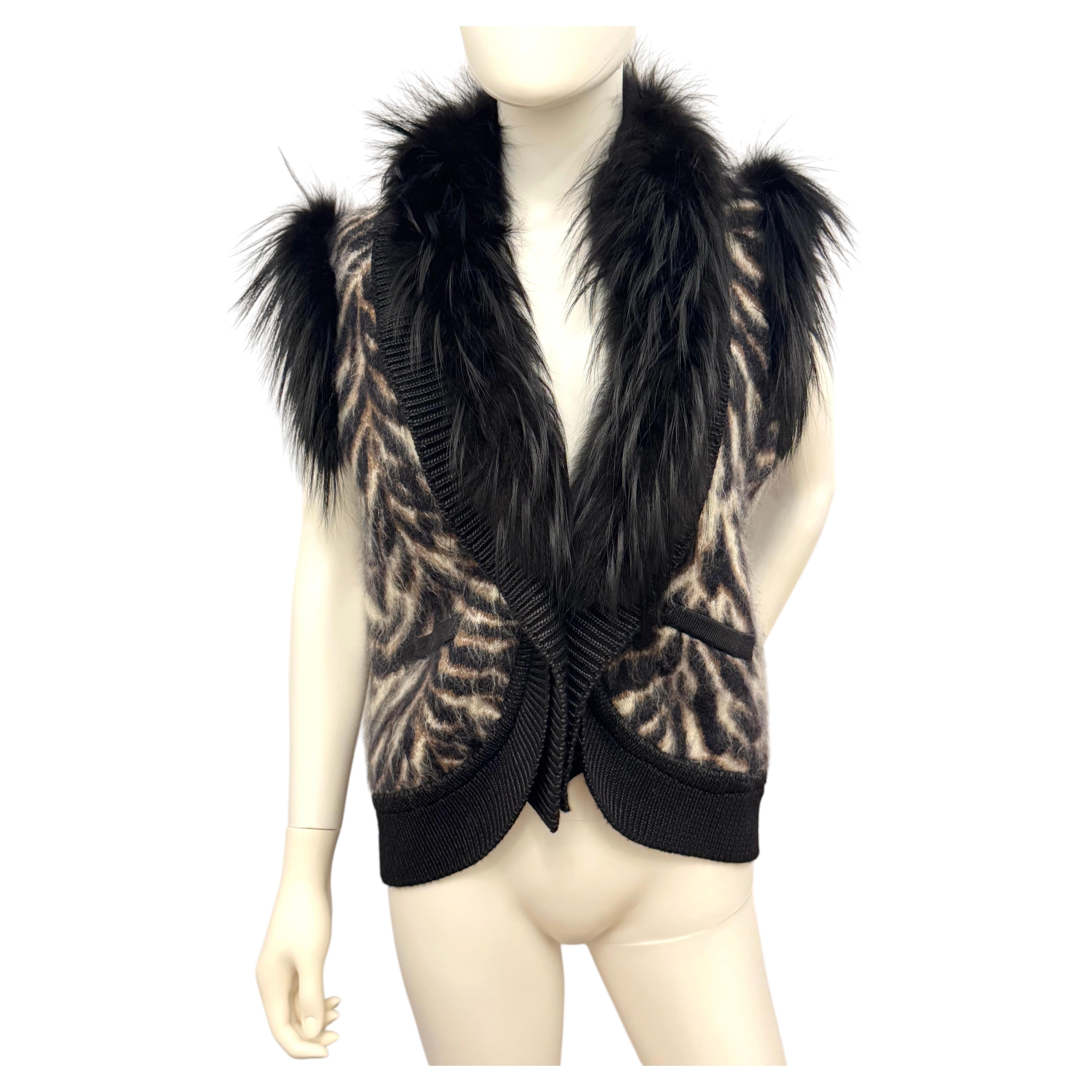 Gilet rare en maille de mohair à imprimé tigre de la collection Automne-Hiver 2000 de Roberto Cavalli, bordé de fourrure de raton laveur