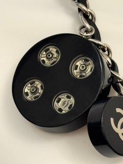 Seltener & Sammlerstück: Chanel Herbst/Winter 2003 – Übergroßer Kettengürtel mit Lucite-Knöpfen und Druckknopf-Anhängern