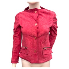 Rara giacca di John Galliano della collezione Autunno 2005 con collo scolpito in pelle di agnello scamosciata rosa
