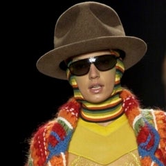 Sombrero enorme y de gran tamaño, una pieza única de Christian Dior, diseño de John Galliano, de la pasarela Otoño-Invierno 2002