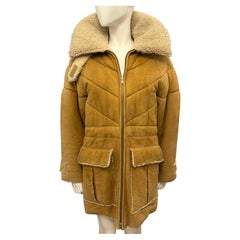 Christian Dior par John Galliano, 1999 : manteau oversize en peau de mouton avec col sculptural