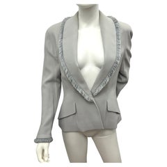 Christian Dior von John Galliano, Herbst/Winter 1998, eisblaues, maßgeschneidertes Jackett aus Wolle mit Fransen