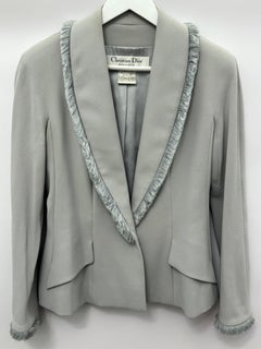 Christian Dior von John Galliano, Herbst/Winter 1998, eisblaues, maßgeschneidertes Jackett aus Wolle mit Fransen