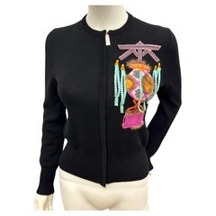 John Galliano Herbst/Winter 2002 – schwarze Strickjacke mit Lederapplikationen und Pelzdetails