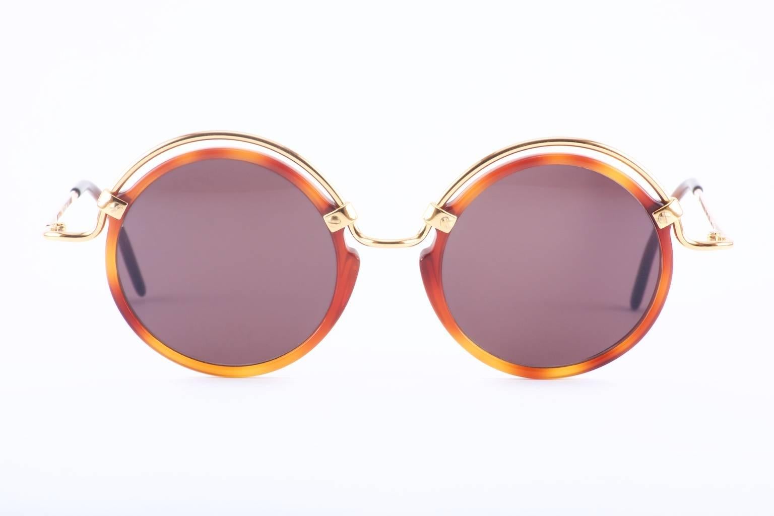 Missoni doesn't disappoint!
This beautiful round mixed material frame,
comprised of amber plastic and gold metal.
45 mm 

