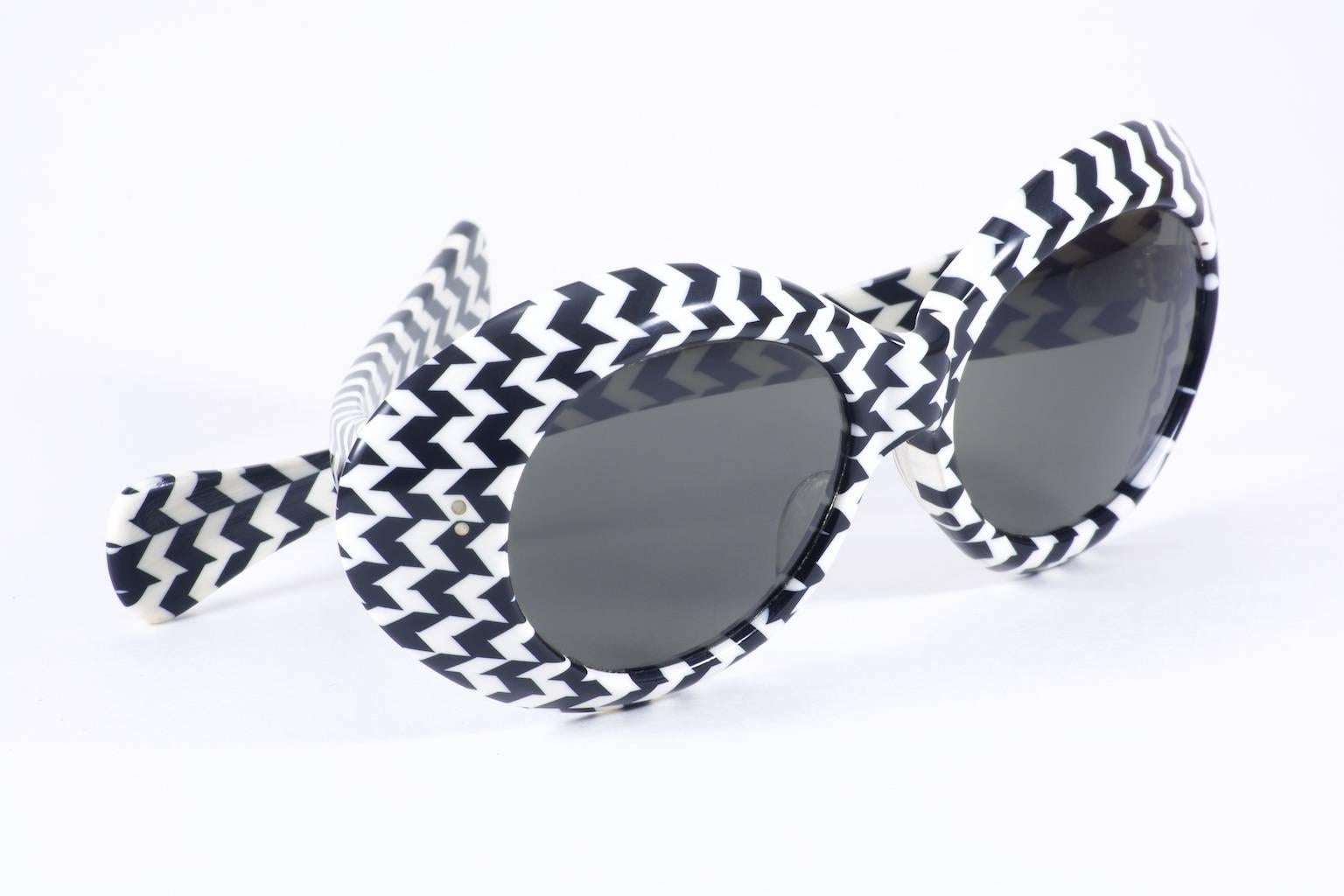 Big chunks of houndstooth in the form of a coat or dress is so 1950's.  The black and white pattern in small doses is all kinds of chic. Crazy-cool sporting the retro '50s style in the form of sunglasses.
Made in France

Coming from Hotel de