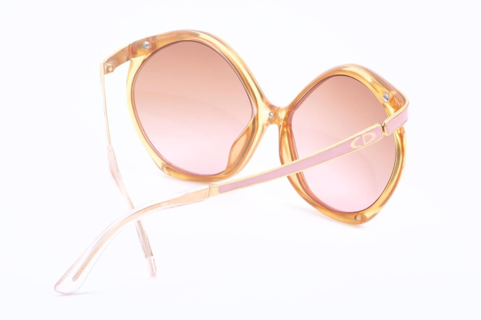 Christian Dior vintage butterfly sunglasses

Translucent and metal sunglasses double gradient lenses, an enameled logo detail at the hinges, straight arms and curved tips.

Lenses are new, UV/UVA, of optical quality 