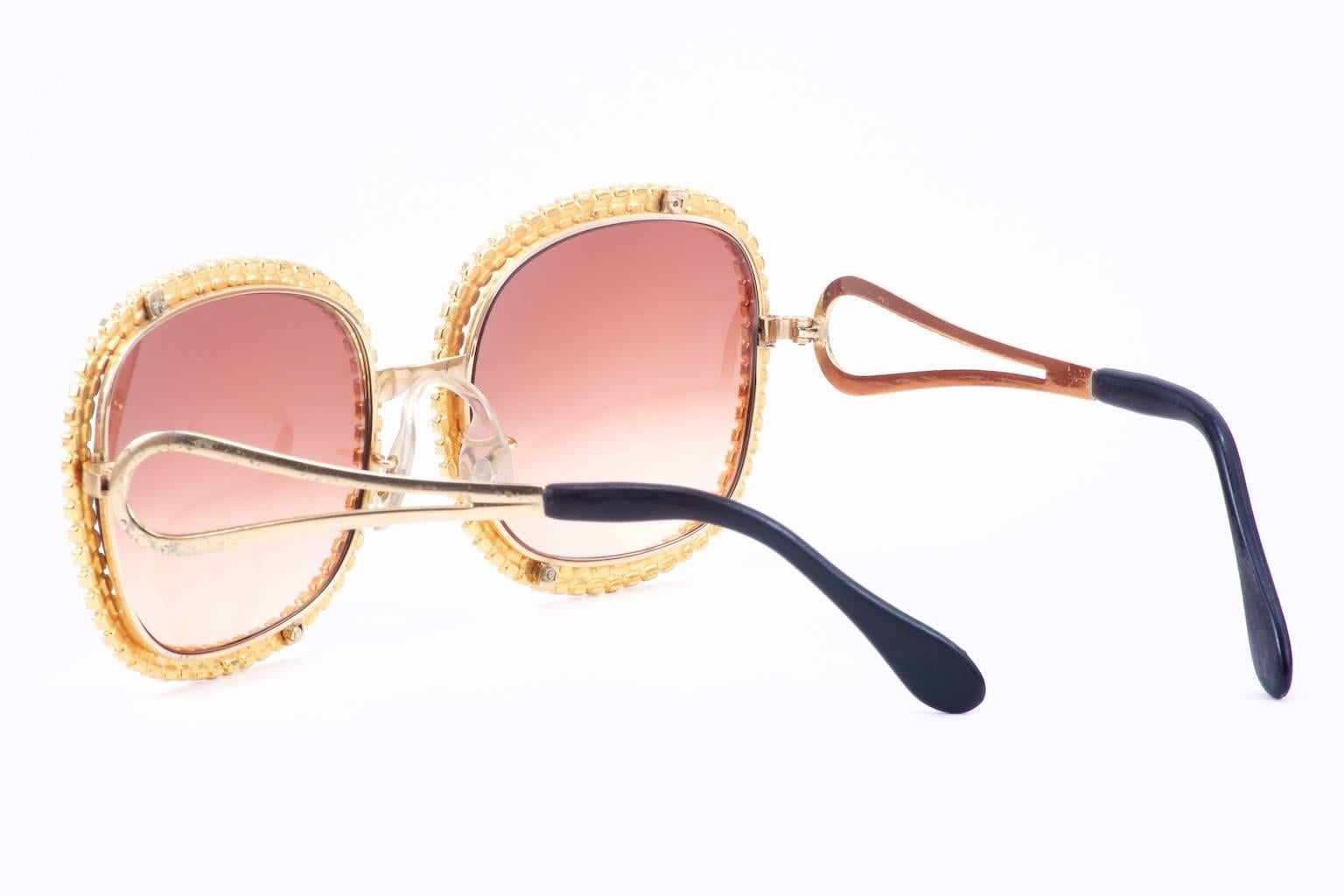 Revamped from the vault with a modern edge, the luxurious elegance for today’s sophisticated woman. Tura’s legacy is filled with jewelry-embellished styles using interesting and innovative techniques. This frame features rich crystals, gold and
