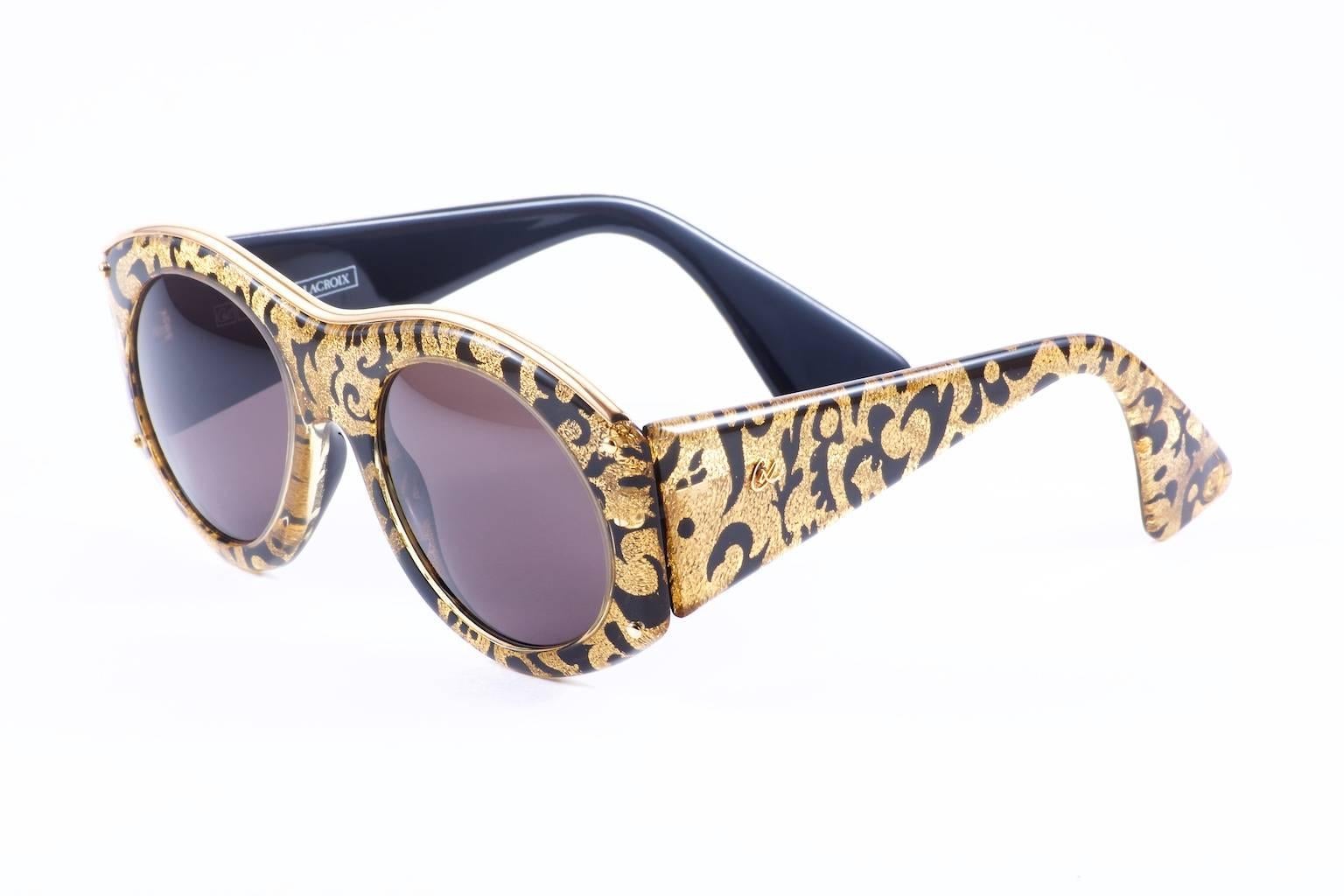 Gorgeous Sunglasses perfect for the sophisticated woman.
Gold rococo patten layered with solid gold and black interior.
Swooping gold metal accent adds a touch of elegance to this
fabulous 80's accessory.
Put on your favorite 