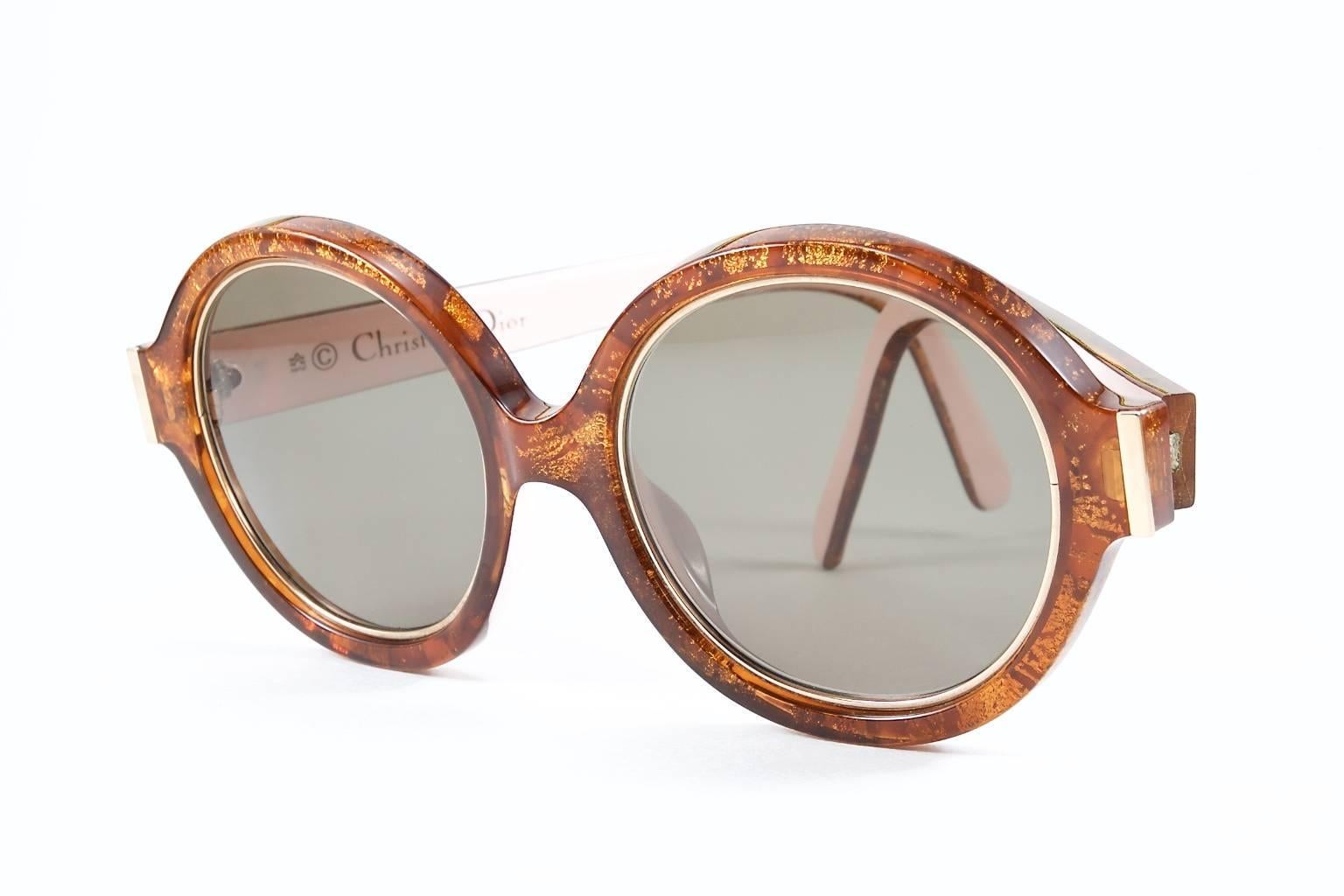 CHRISTIAN DIOR 2446 vintage sunglasses from the end of the 80s, extravagant glasses frame in high quality OPTYL-material. Sunglasses are accented with gold flex and a gold ring around the lenses. A very light and comfortable to wear, new quality