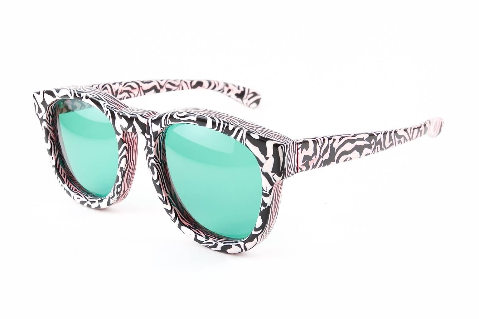 1970s vintage square sunglasses. This shaped frame has a beautiful black and white coloured acetate with well placed light streaks running through. A keyhole shaped bridge also enhances the vintage look of this frame. The frame is in very good
