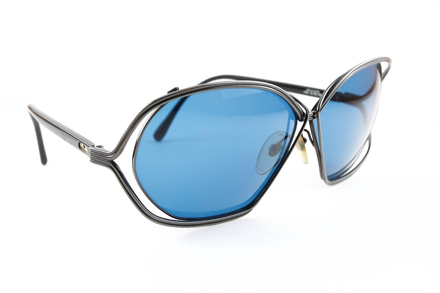 Feminine & classic Dior model from the Eighties. These feature the famous 'butterfly-design' and have new blue lenses. NOS (new old-stock).

_____________________________________________________________
Established in 2005, Hotel de Ville is the