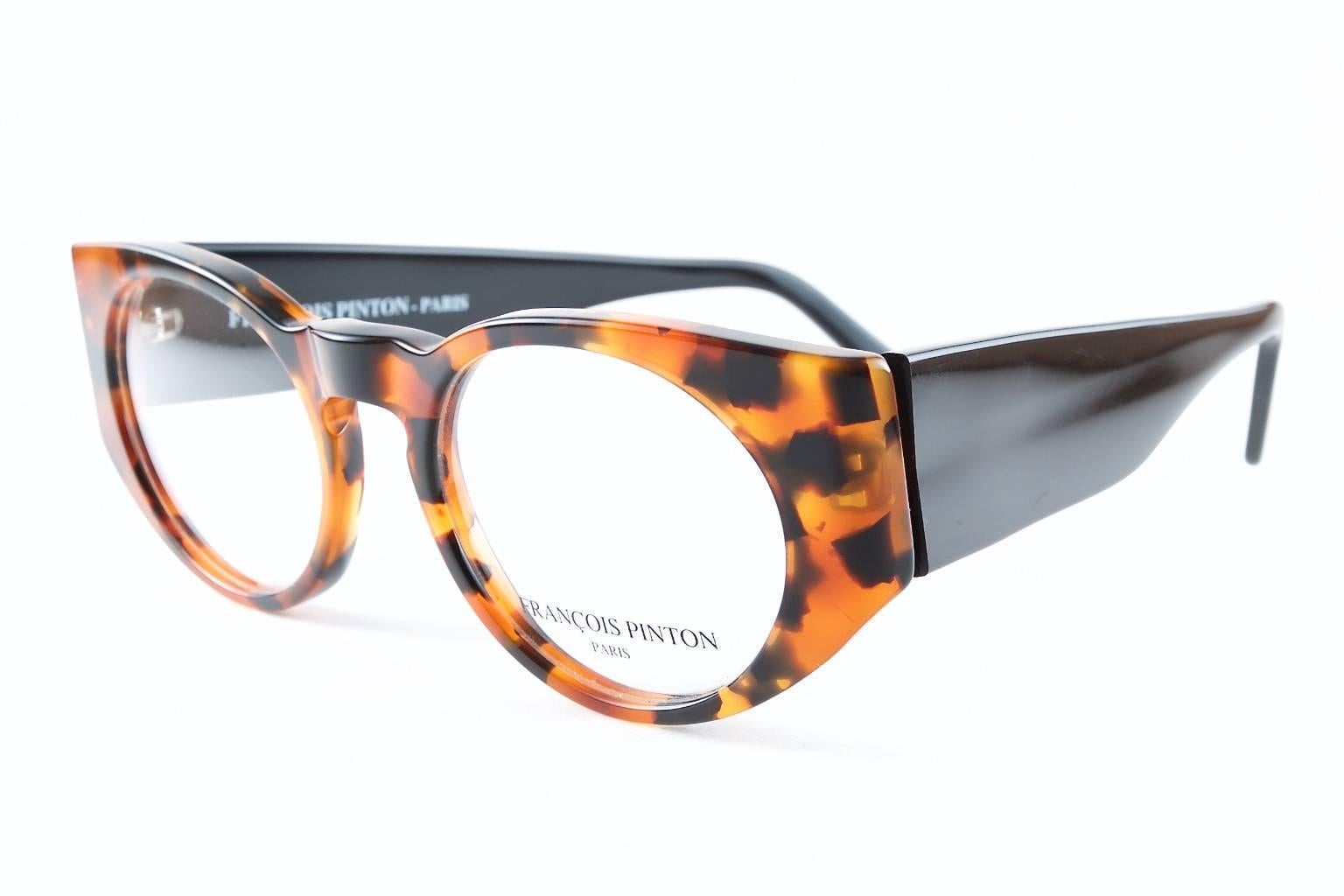 Des idoles des années 50 et 60 aux stars d'aujourd'hui, les lunettes de François Pinton sont toujours fabriquées dans la plus haute tradition, à la main, en France.
Au début, les ONA étaient fabriqués spécialement par Monsieur Pinton pour Aristote