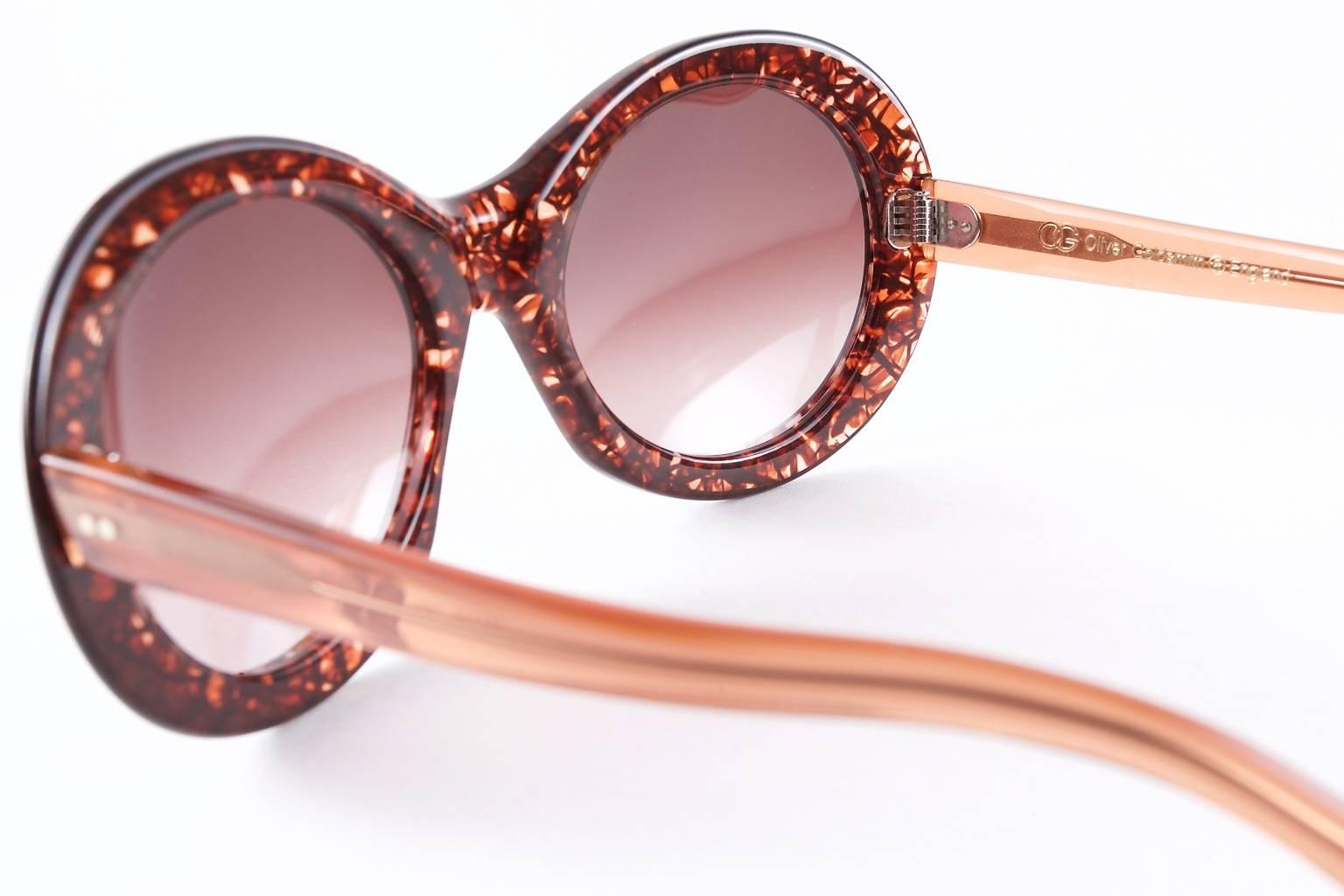 Originally created in 1963 and worn by the screen legend Audrey Hepburn, this elegant vintage-style frame is updated for the 21st century with a lightweight scratch-resistant plastic lens. Handmade in Japan.

Measurements: