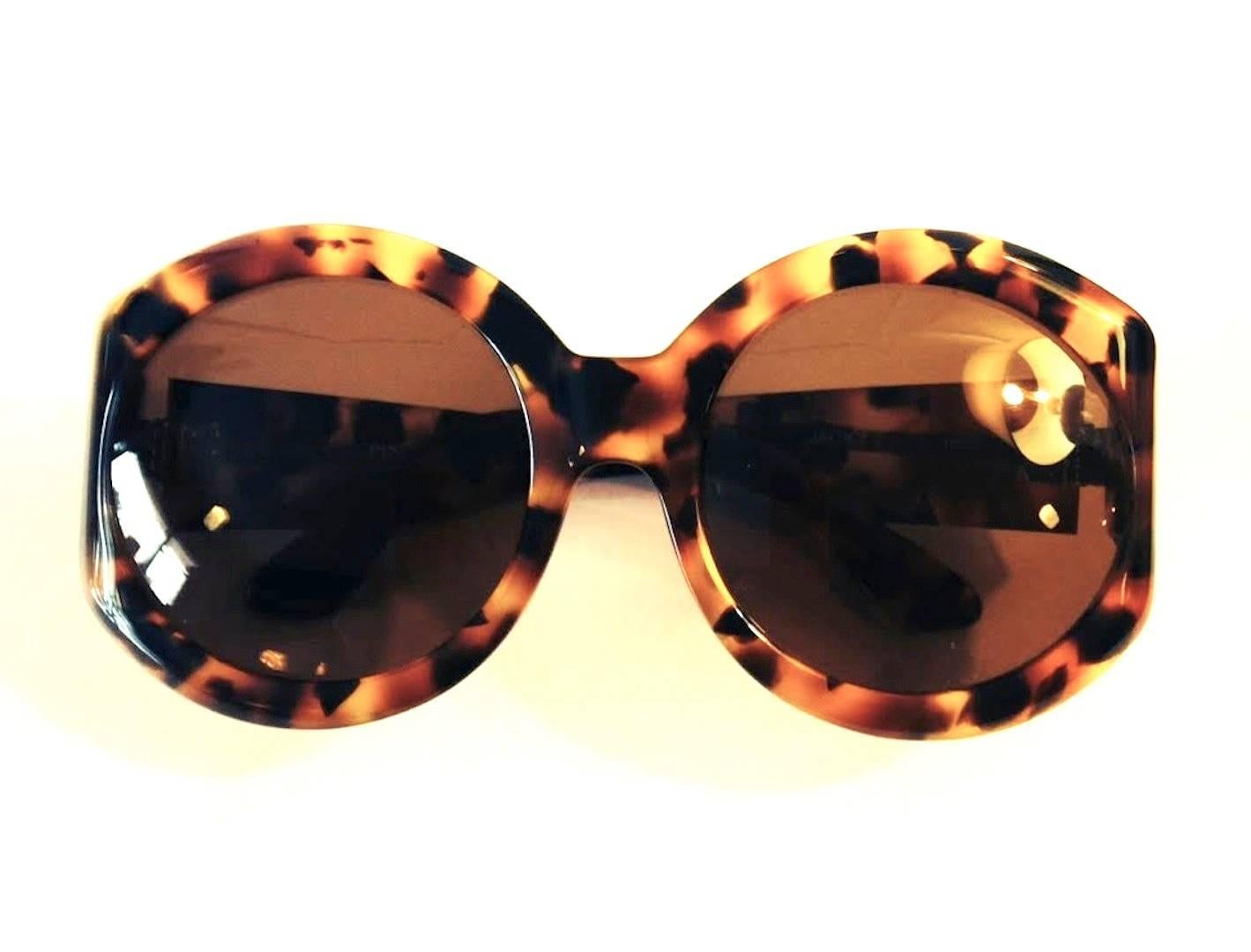 Designed and manufactured by original designer Francois Pinton for Jacqueline Kennedy Onassis. Tortuga colored frames with flecks of black, brown, and gold.
Lens Size  - 55mm 
Bridge Width - 22mm  
Temple Length 140mm