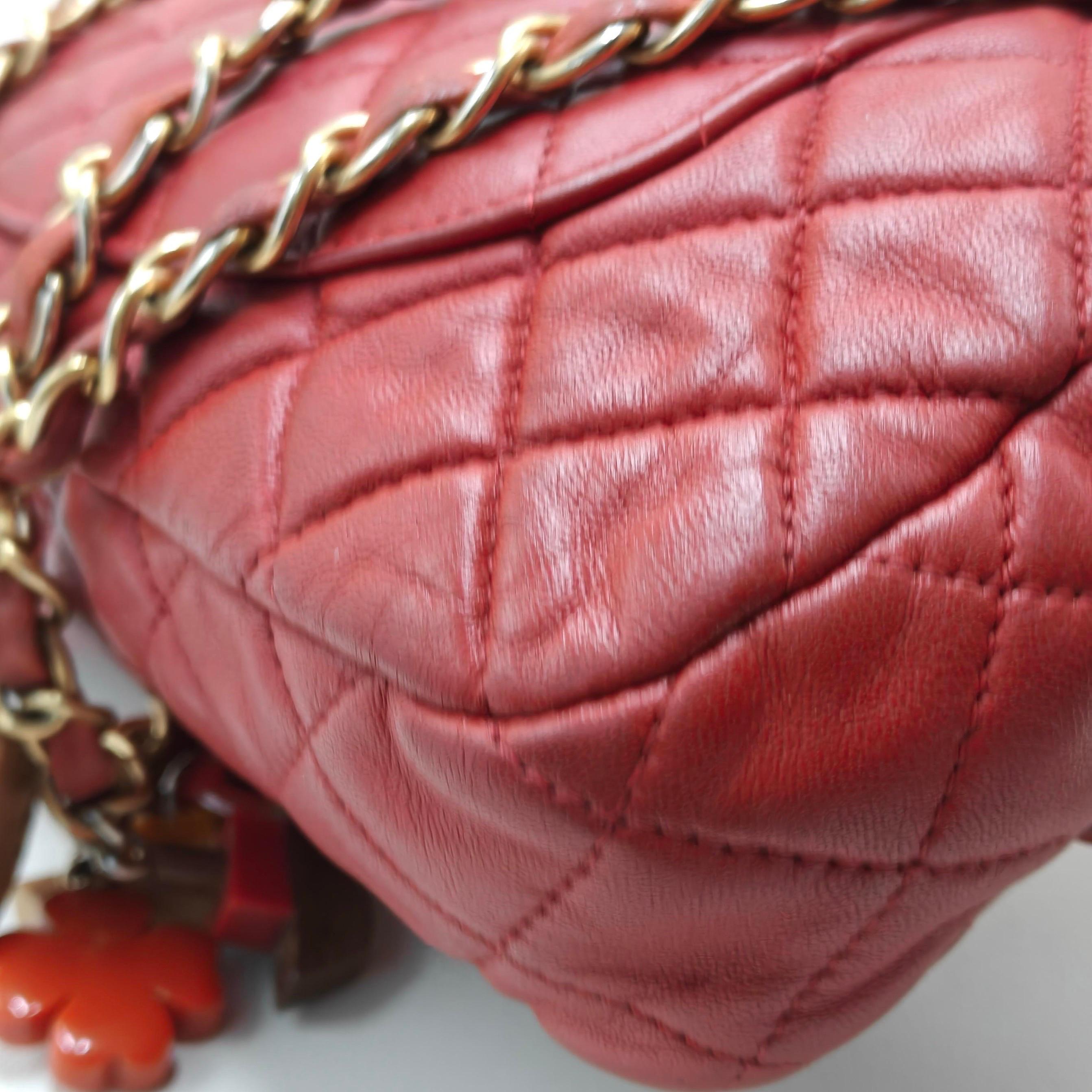 Chanel Seasonal Flap Pequeña Piel de Cordero Roja Valentine Marine Charms en venta 6