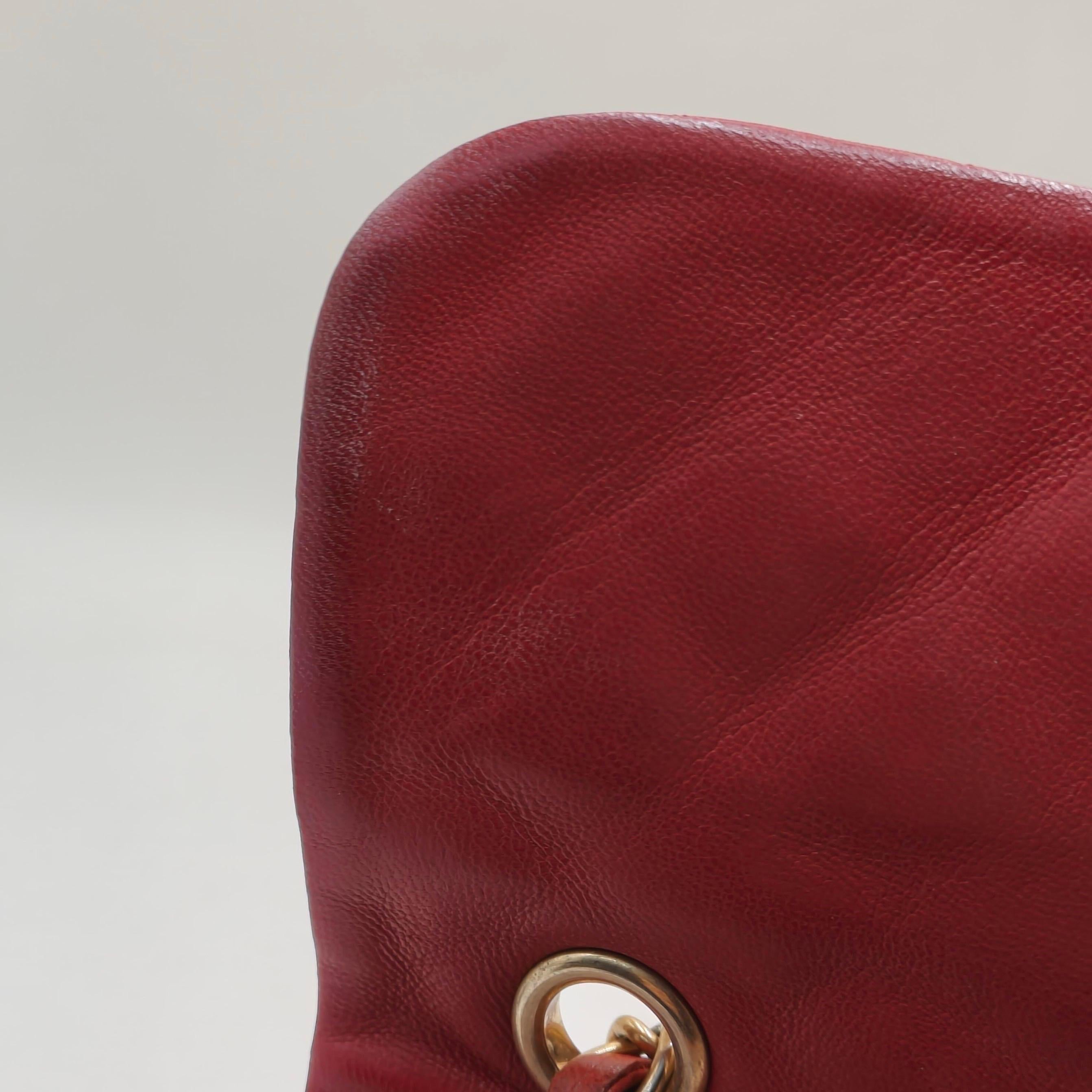 Chanel Seasonal Flap Pequeña Piel de Cordero Roja Valentine Marine Charms en venta 7