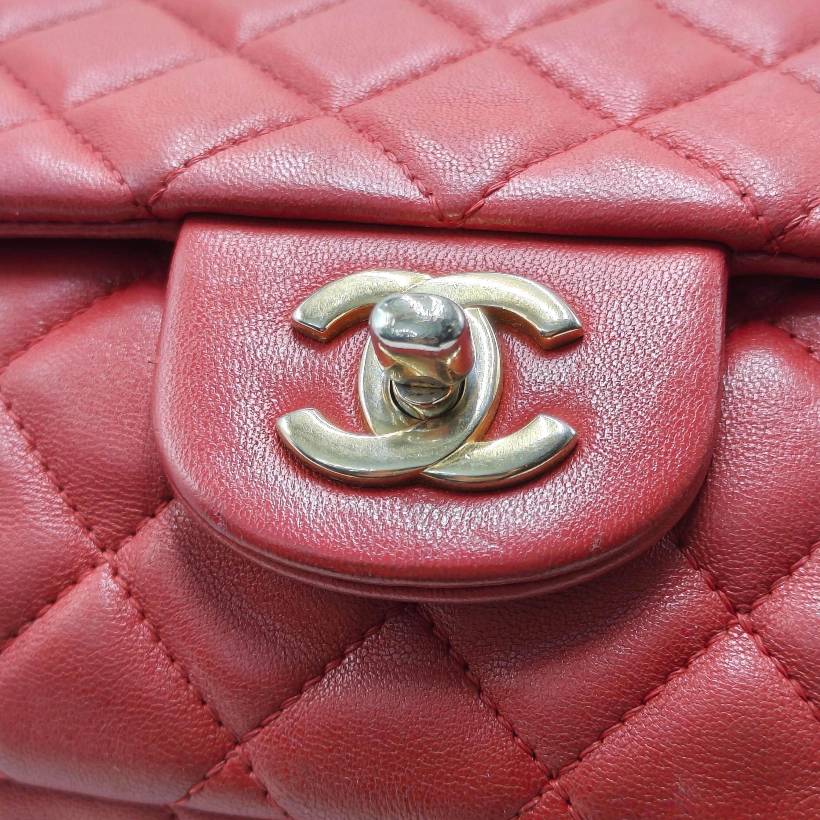 Chanel Seasonal Flap Pequeña Piel de Cordero Roja Valentine Marine Charms en venta 8