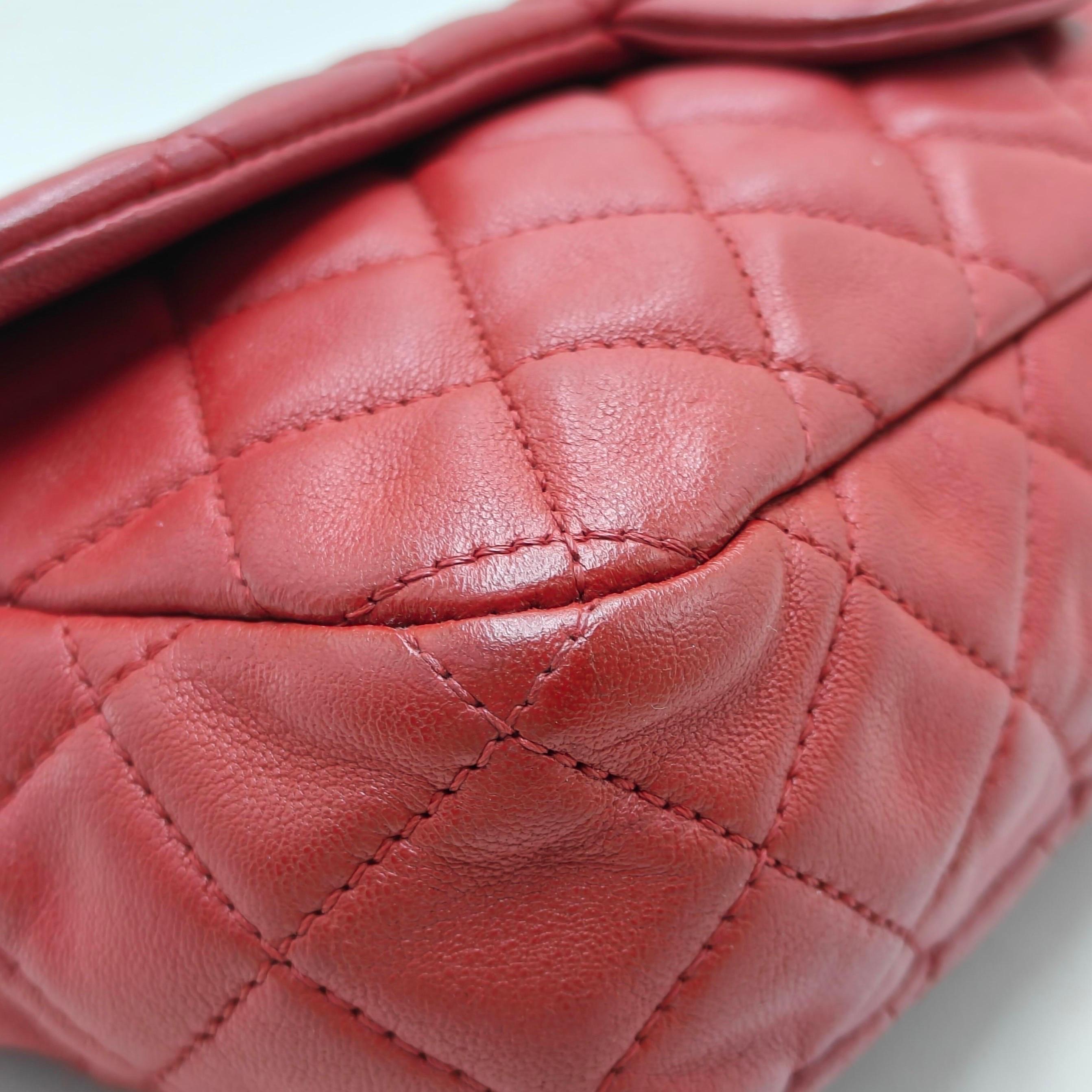 Chanel Seasonal Flap Pequeña Piel de Cordero Roja Valentine Marine Charms en venta 10