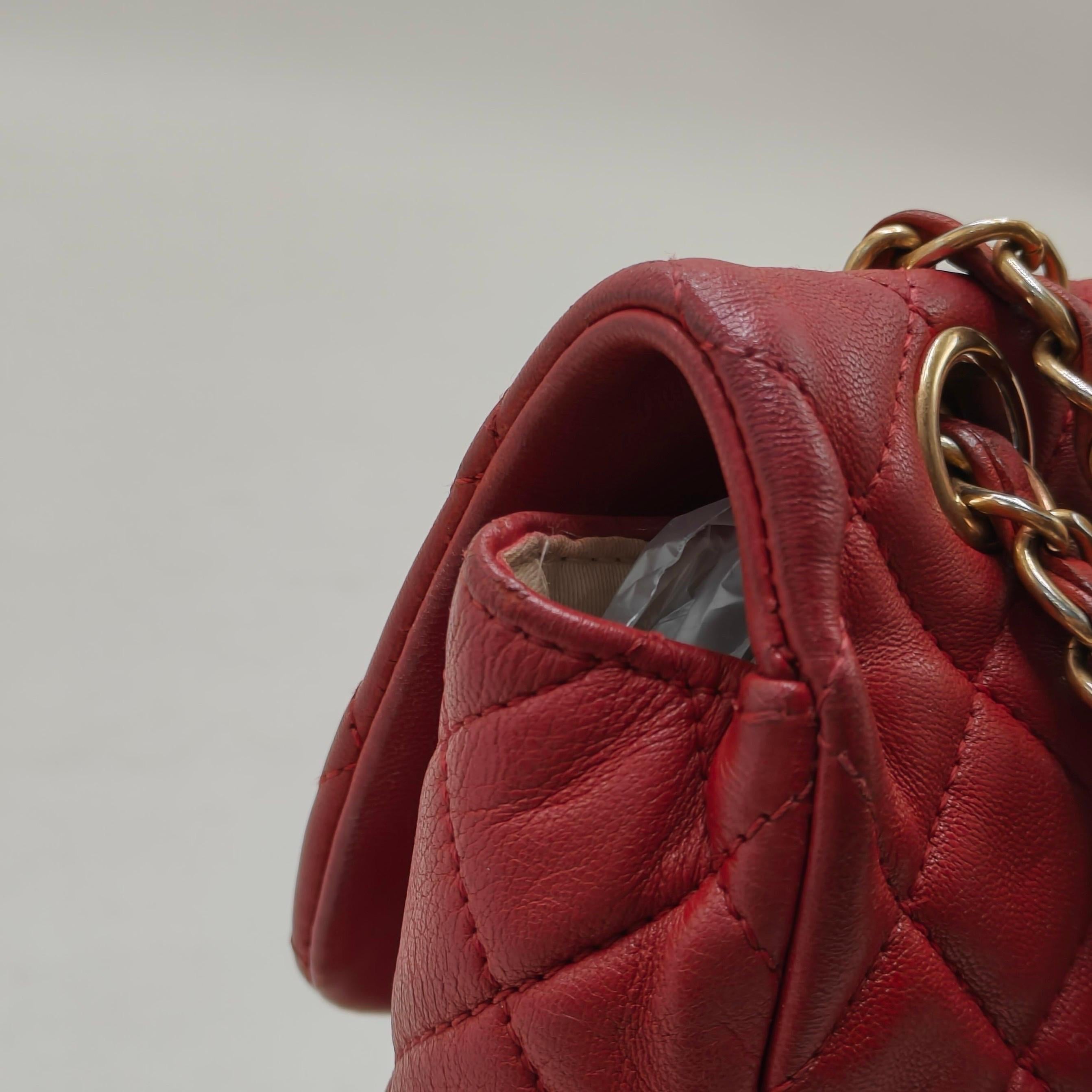 Chanel Seasonal Flap Pequeña Piel de Cordero Roja Valentine Marine Charms en venta 12