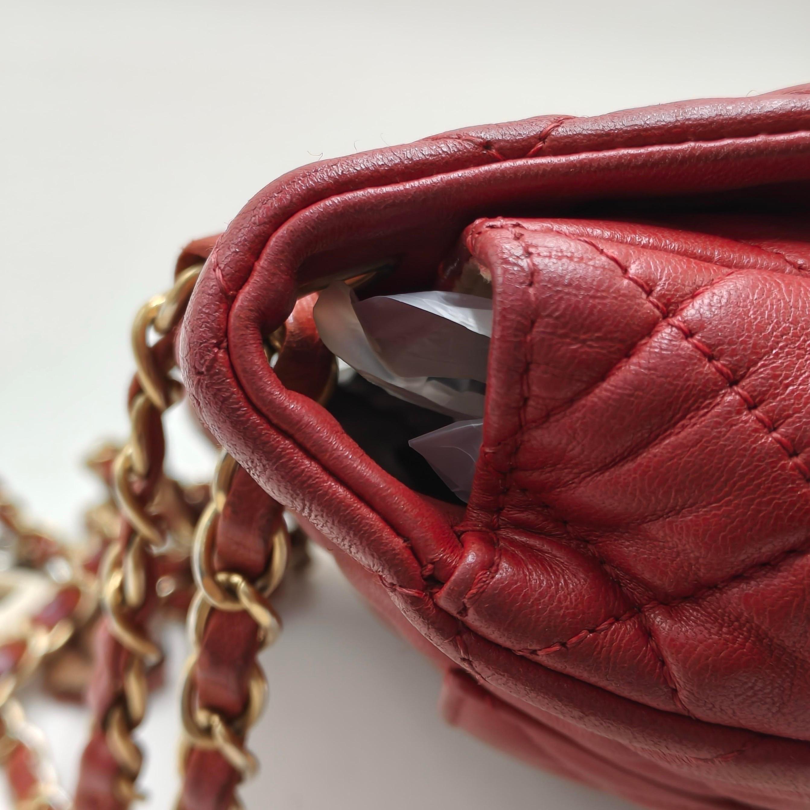 Chanel Seasonal Flap Pequeña Piel de Cordero Roja Valentine Marine Charms en venta 13